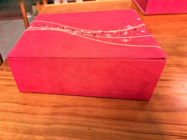 如何讓你的產(chǎn)品更上檔次？加上刺繡，馬上高級起來。