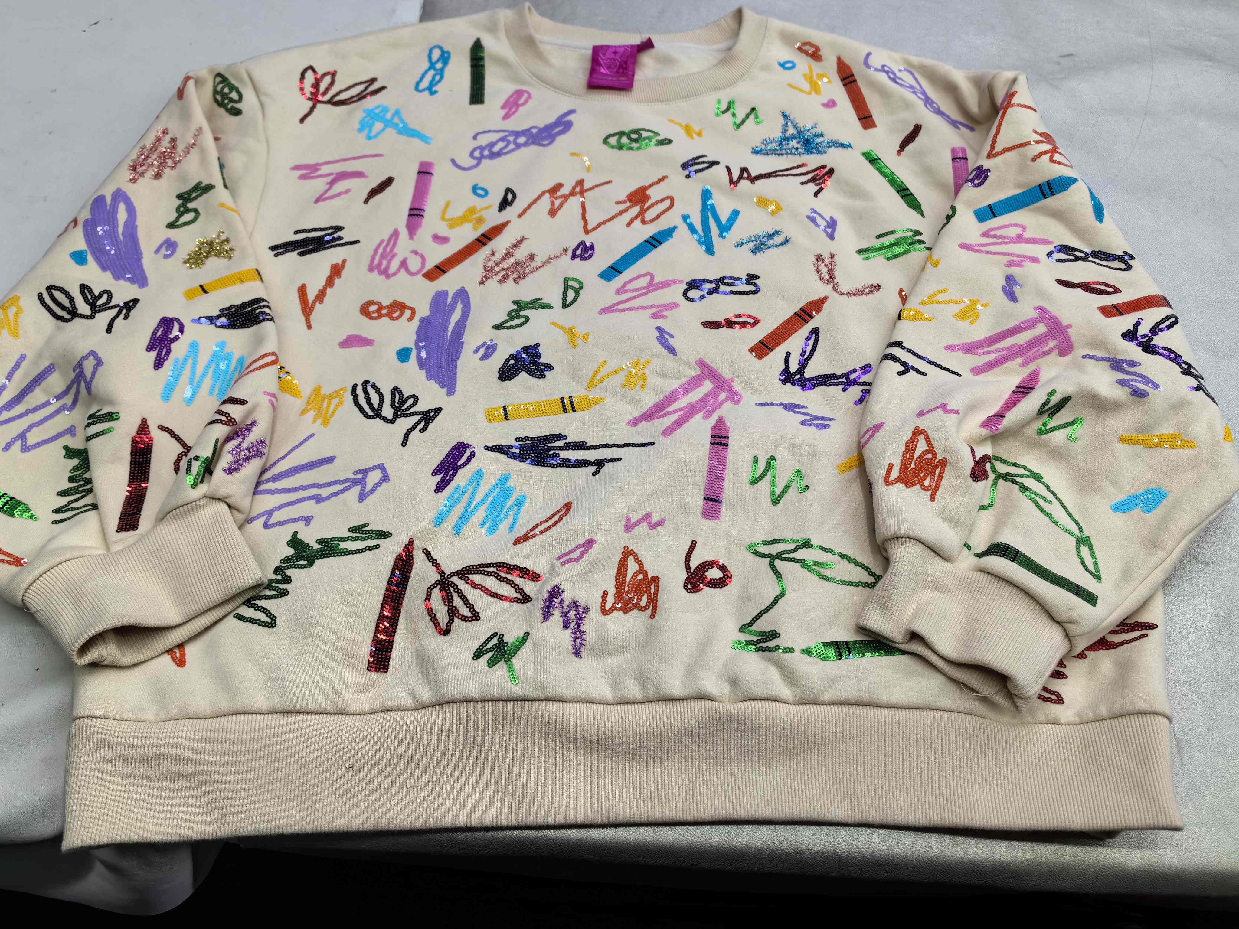 亮片的形狀（圓形、方形、異形）如何影響繡品風(fēng)格？