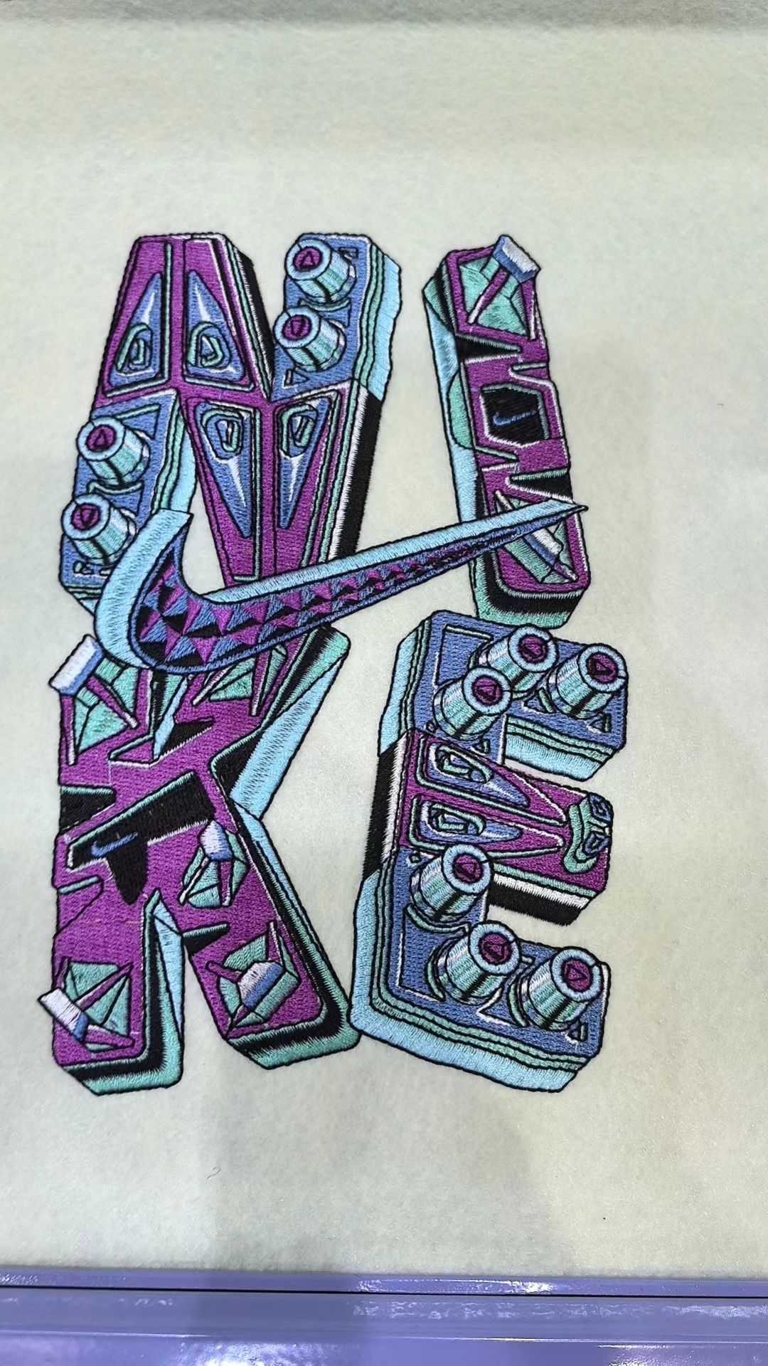 流梳繡與其他刺繡技藝（如蘇繡、蜀繡等）相比，有哪些獨特之處？