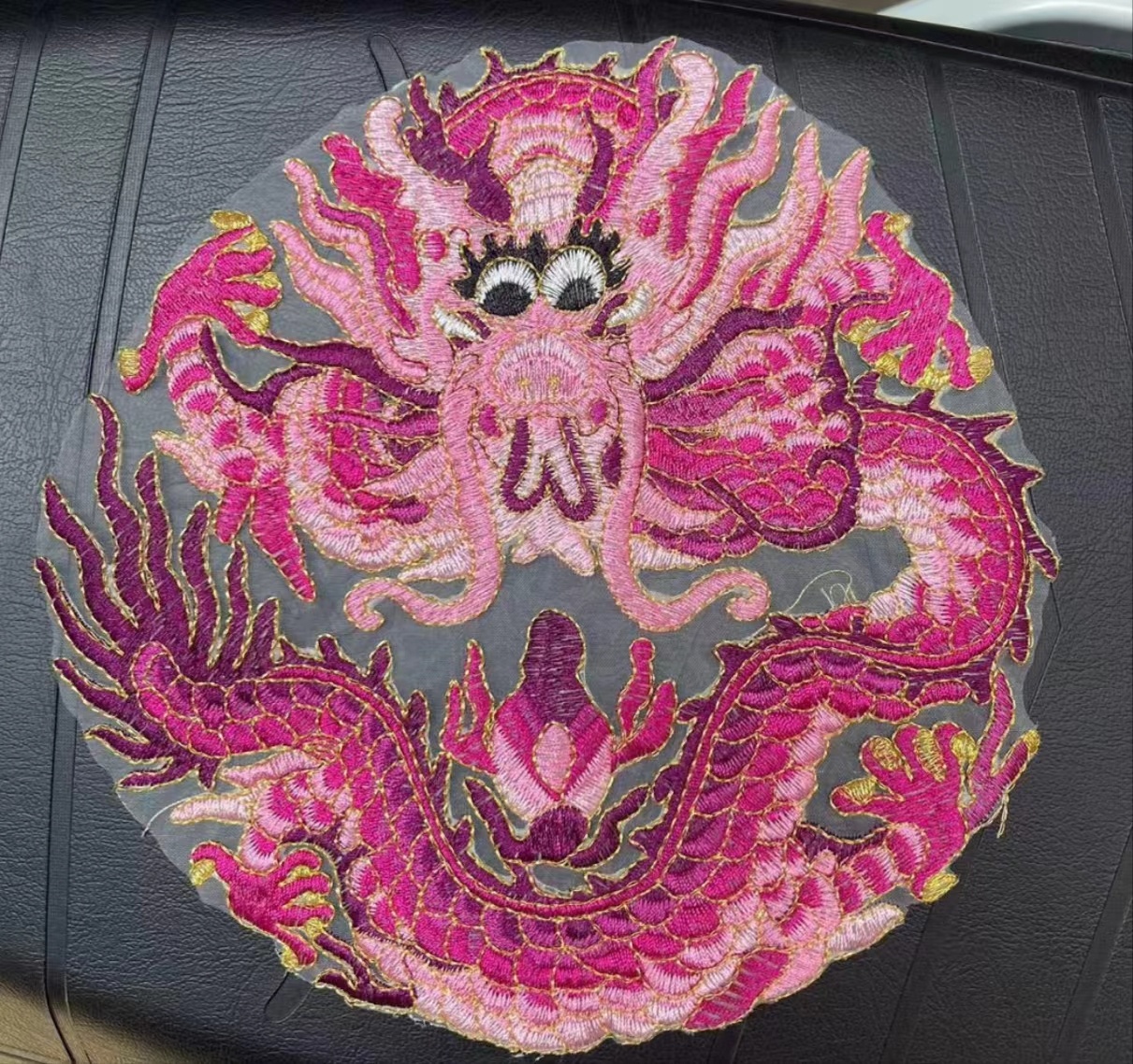 立體刺繡：傳統(tǒng)工藝與現(xiàn)代設(shè)計的完美碰撞