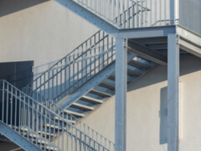 寶山區(qū)鋼結(jié)構(gòu)樓梯制作 誠信經(jīng)營 上海市常鵬金屬制品供應(yīng)