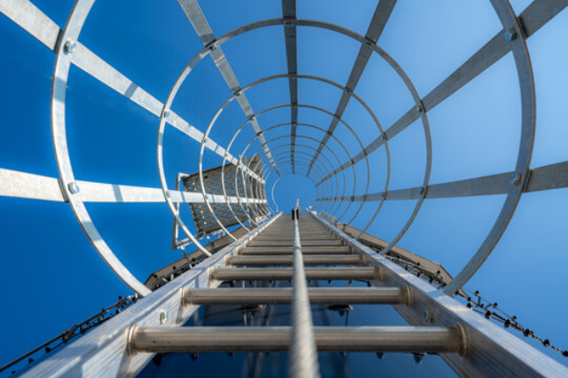 嘉定區(qū)鋼爬梯距離 值得信賴 上海市常鵬金屬制品供應(yīng)