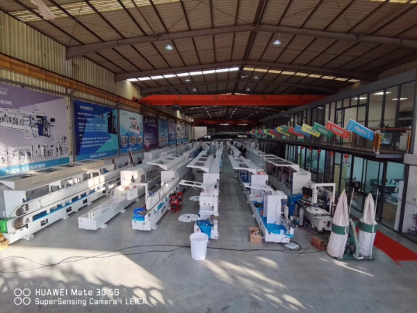 廣東木工全自動封邊機(jī)廠家PUR封邊機(jī)和PUR涂膠系統(tǒng)在封邊機(jī)連線時該如何維護(hù)和保養(yǎng)