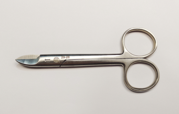 NK29-27 金冠剪 直10.5cm -Crown Scissors, str with saw edge 10.5cm