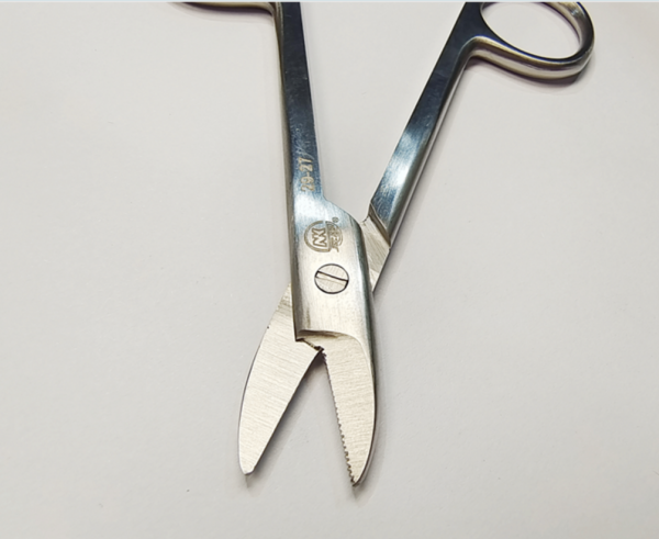 NK29-27 金冠剪 直10.5cm -Crown Scissors, str with saw edge 10.5cm