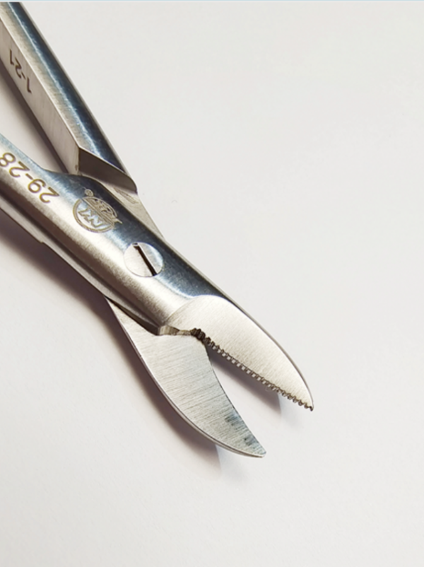 NK29-28 金冠剪 彎10.5cm -Crown Scissors, cvd with saw edge 10.5cm