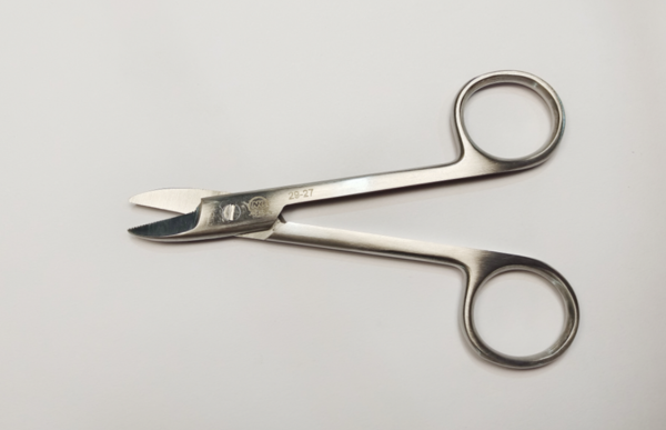 NK29-27 金冠剪 直10.5cm -Crown Scissors, str with saw edge 10.5cm