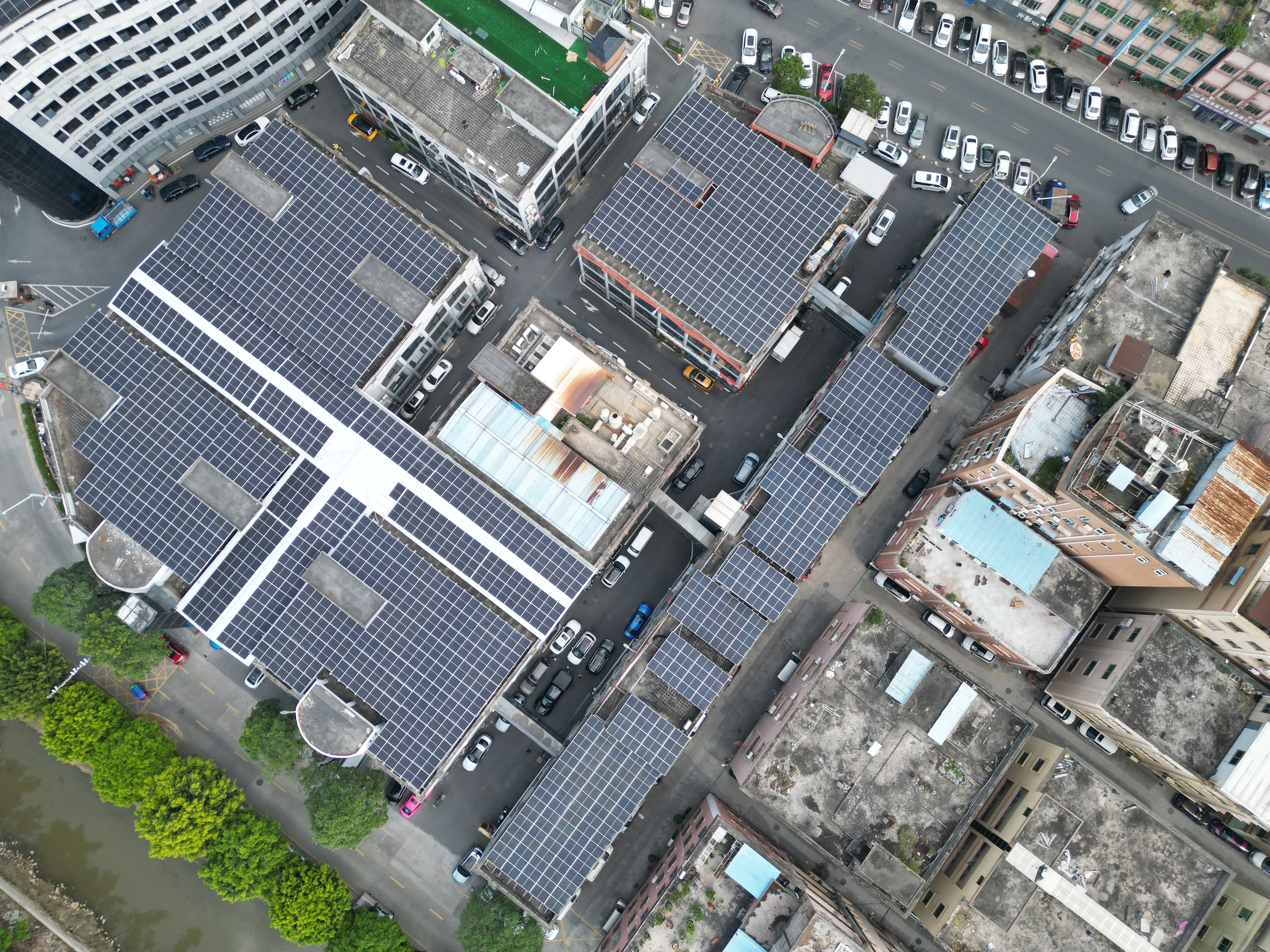 分布式光伏基地建设：华赢晶阳的系统解决方案与实践路径