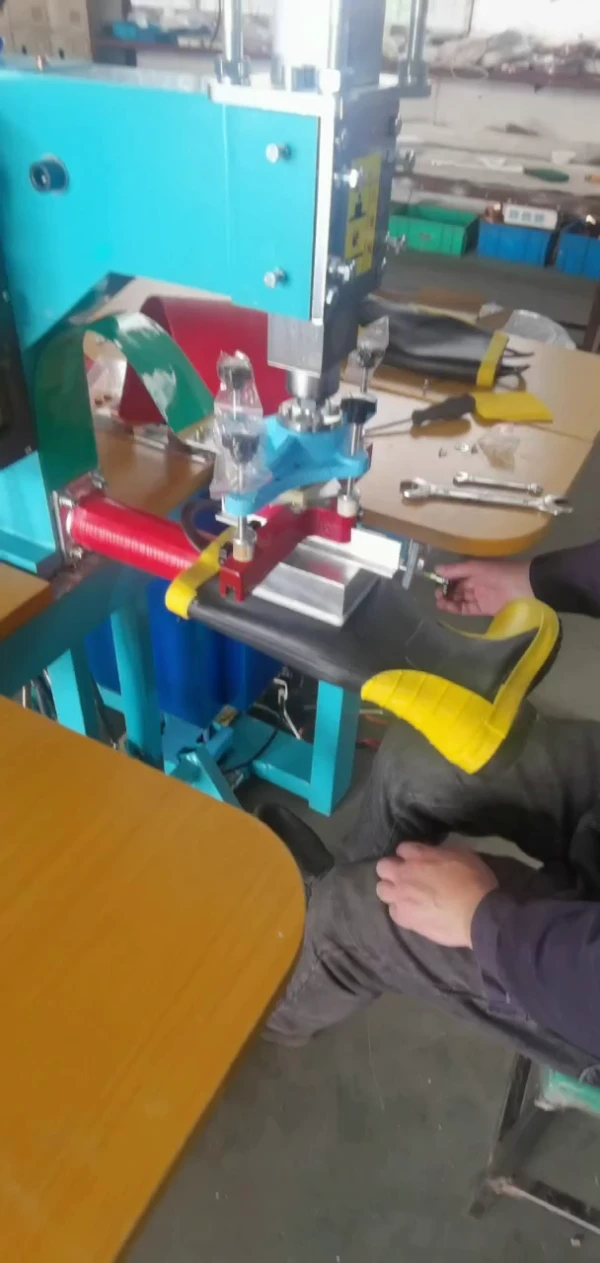釣魚桶高頻焊接機(jī)（水靴高頻熱合機(jī)）