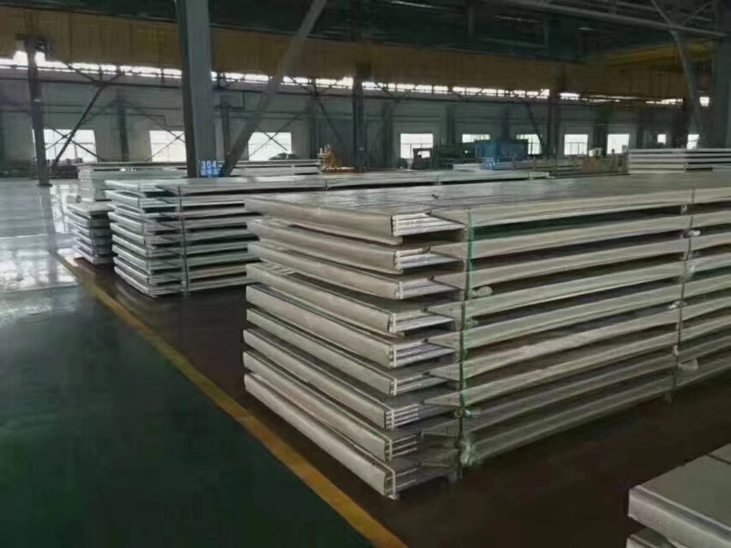 2205不銹鋼中厚板：強(qiáng)耐蝕的"全能選手" 帶領(lǐng)工業(yè)材料升級(jí)新趨勢(shì)