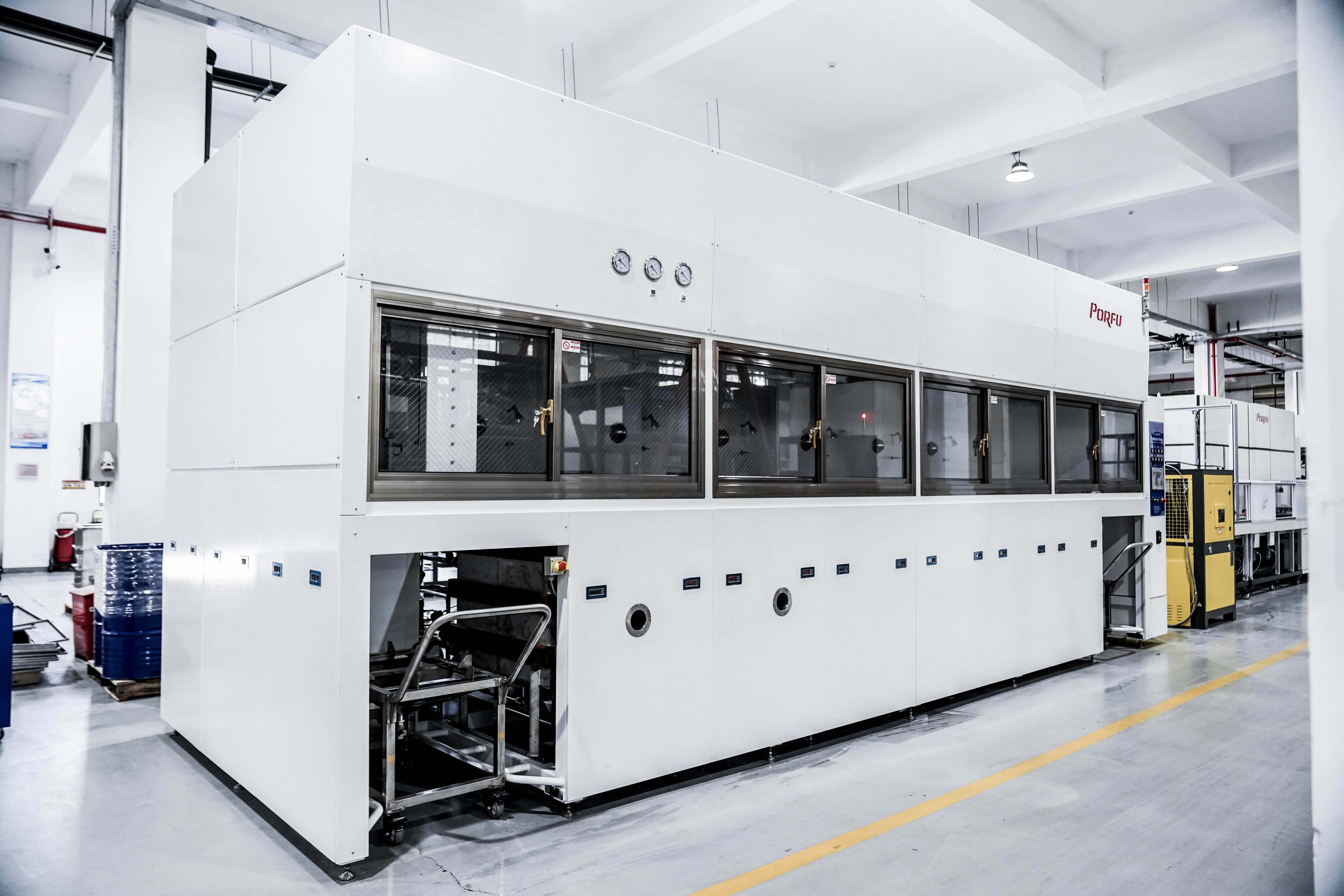 多槽式碳?xì)淝逑礄C(jī):高效清潔與環(huán)保并重的工業(yè)清洗解決方案