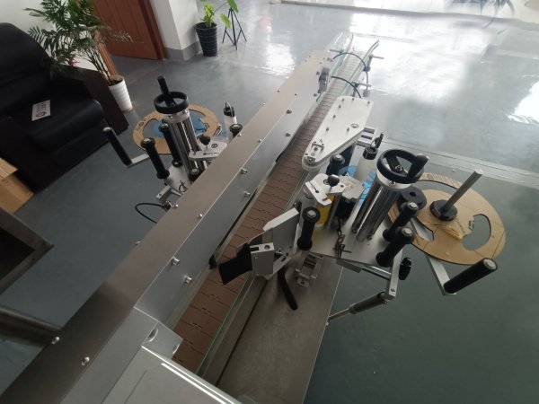 全自動雙側面扁瓶貼標機