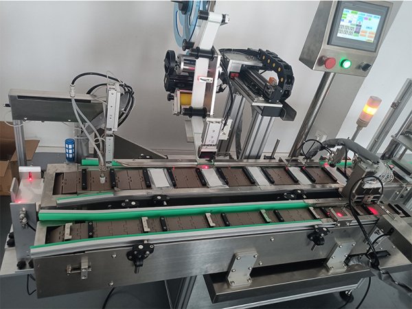 全自動貼標封口智能貼標機