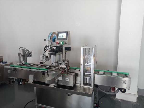 全自動貼標封口智能貼標機