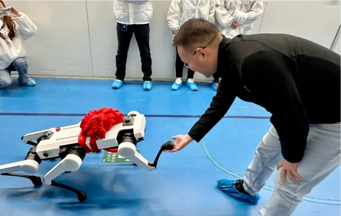 覽沃 Mid-360賦予聯想 6 足機器狗全維感知力