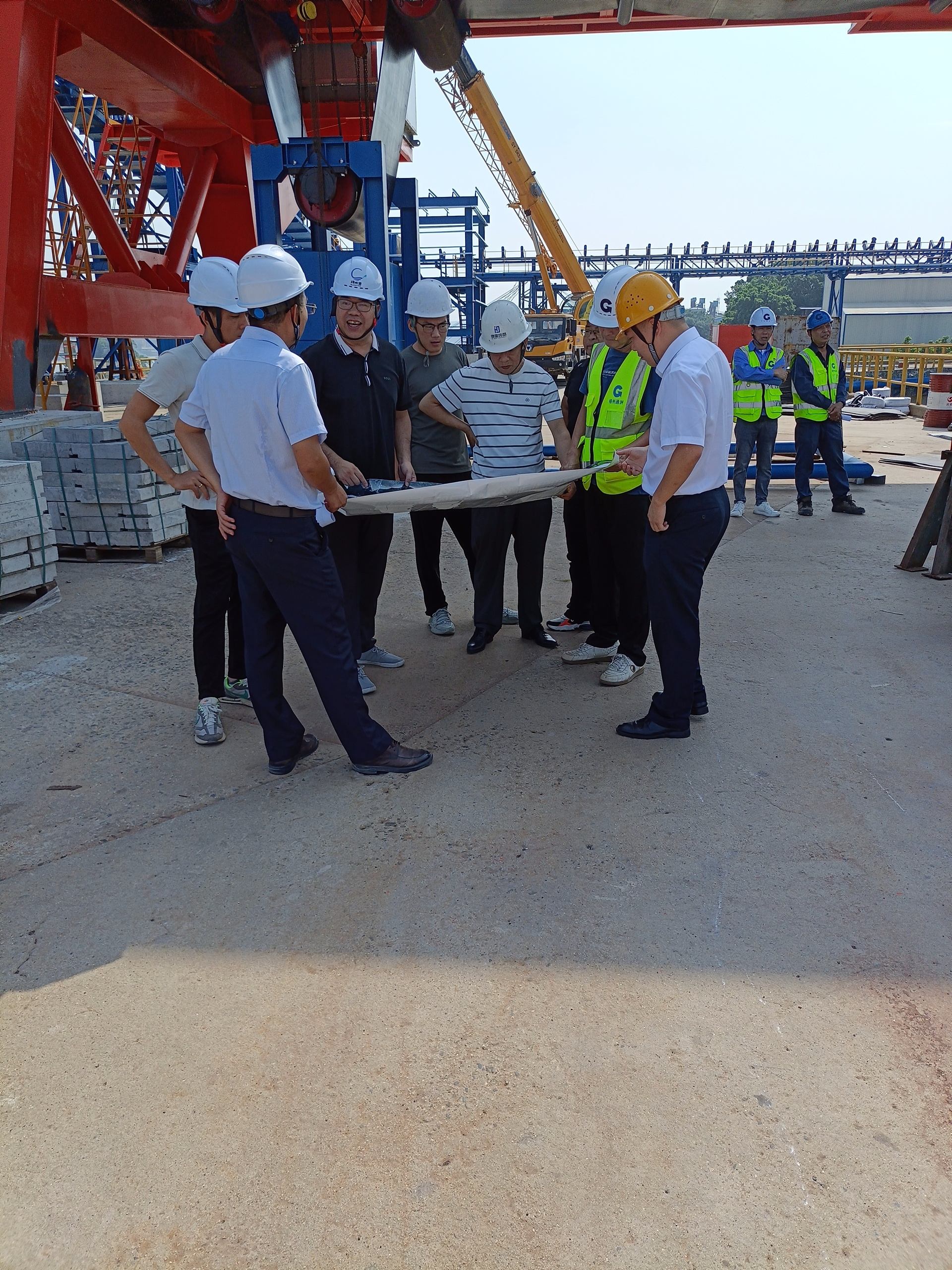 梧州項目現(xiàn)場：公司領(lǐng)導(dǎo)沈總抵達現(xiàn)場與梧州交通局領(lǐng)導(dǎo)及業(yè)主負責(zé)人共同商討未來計劃！