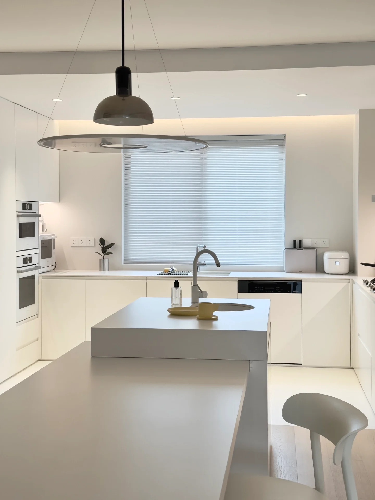 全屋定制案例展示，極簡(jiǎn)廚房