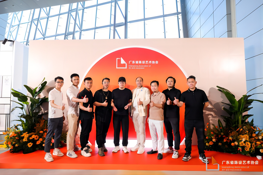 榕道裝飾設(shè)計(jì)創(chuàng)始人吳英豪先生應(yīng)邀出席廣東省陳設(shè)藝術(shù)協(xié)會(huì)第四屆換屆大會(huì)晚宴