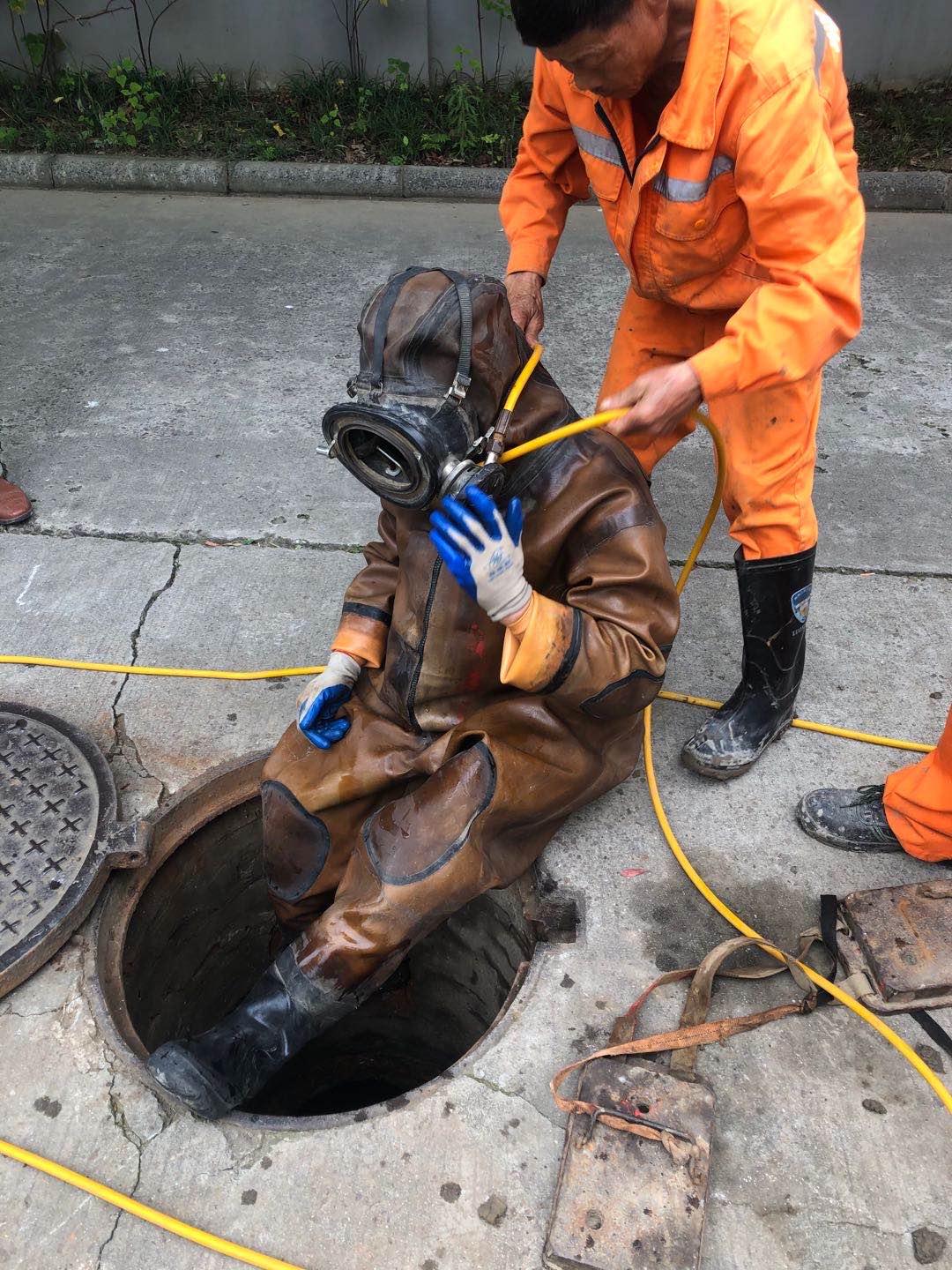 Diving sealing and salvage