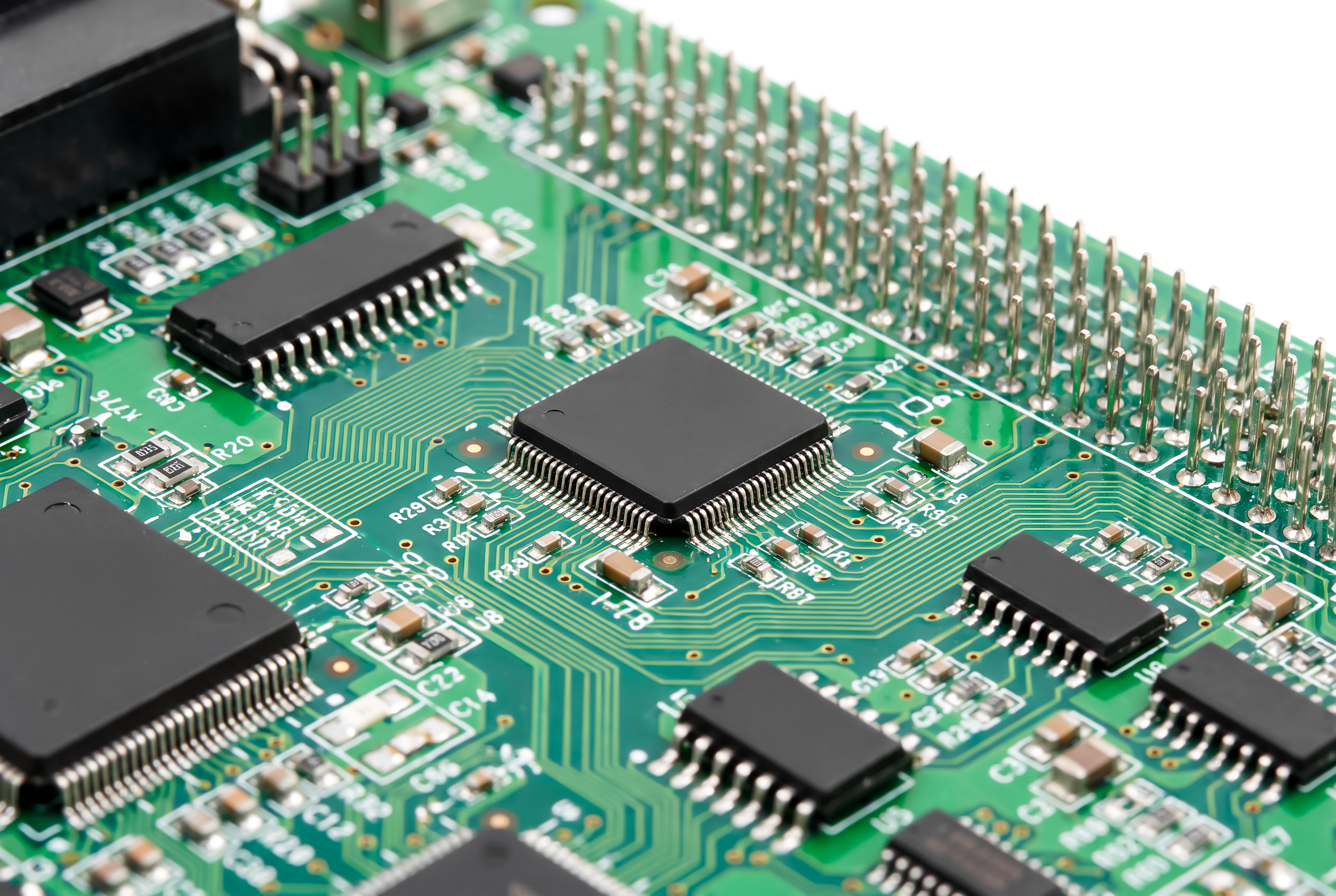 PCB印刷电路板实拍，搭载QFP集成电路芯片与贴片电子元器件