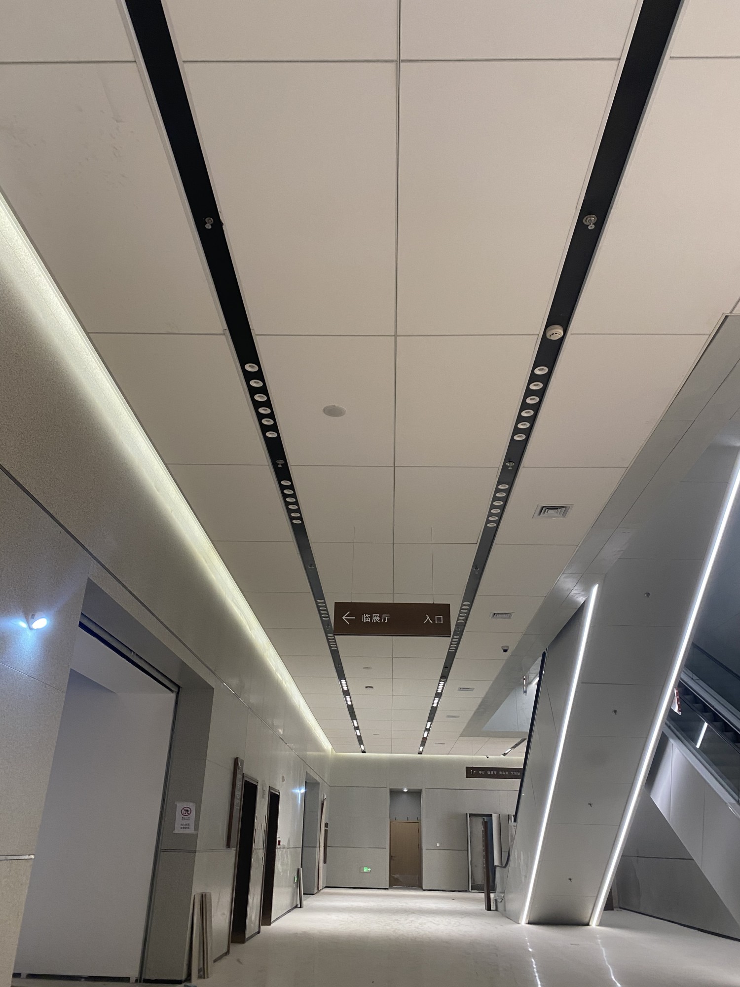 展覽館走道巖棉吸音天花案例