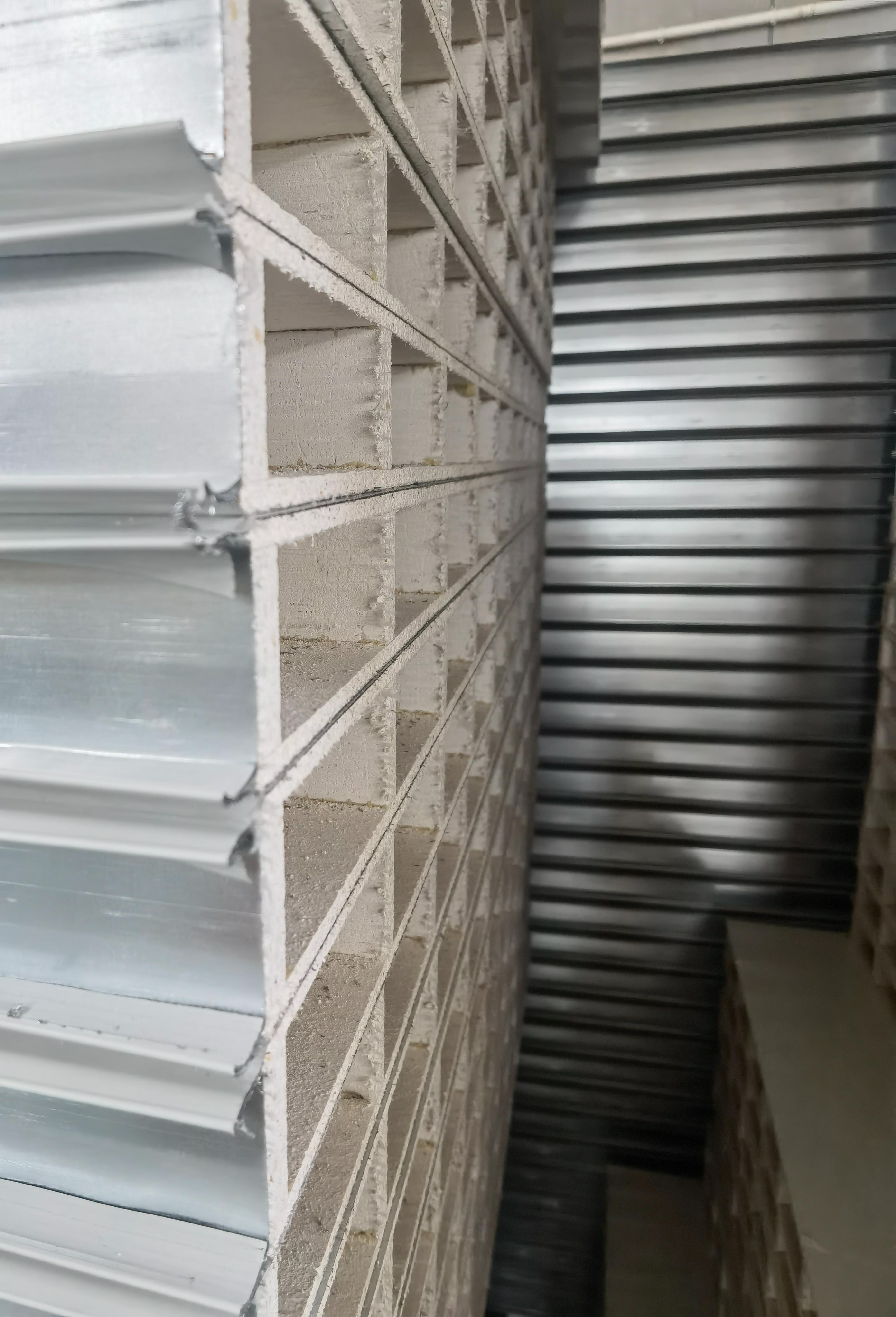 上海巖棉夾芯板生產(chǎn)廠家：上海寅洲鋼結構工程有限公司的專業(yè)優(yōu)勢