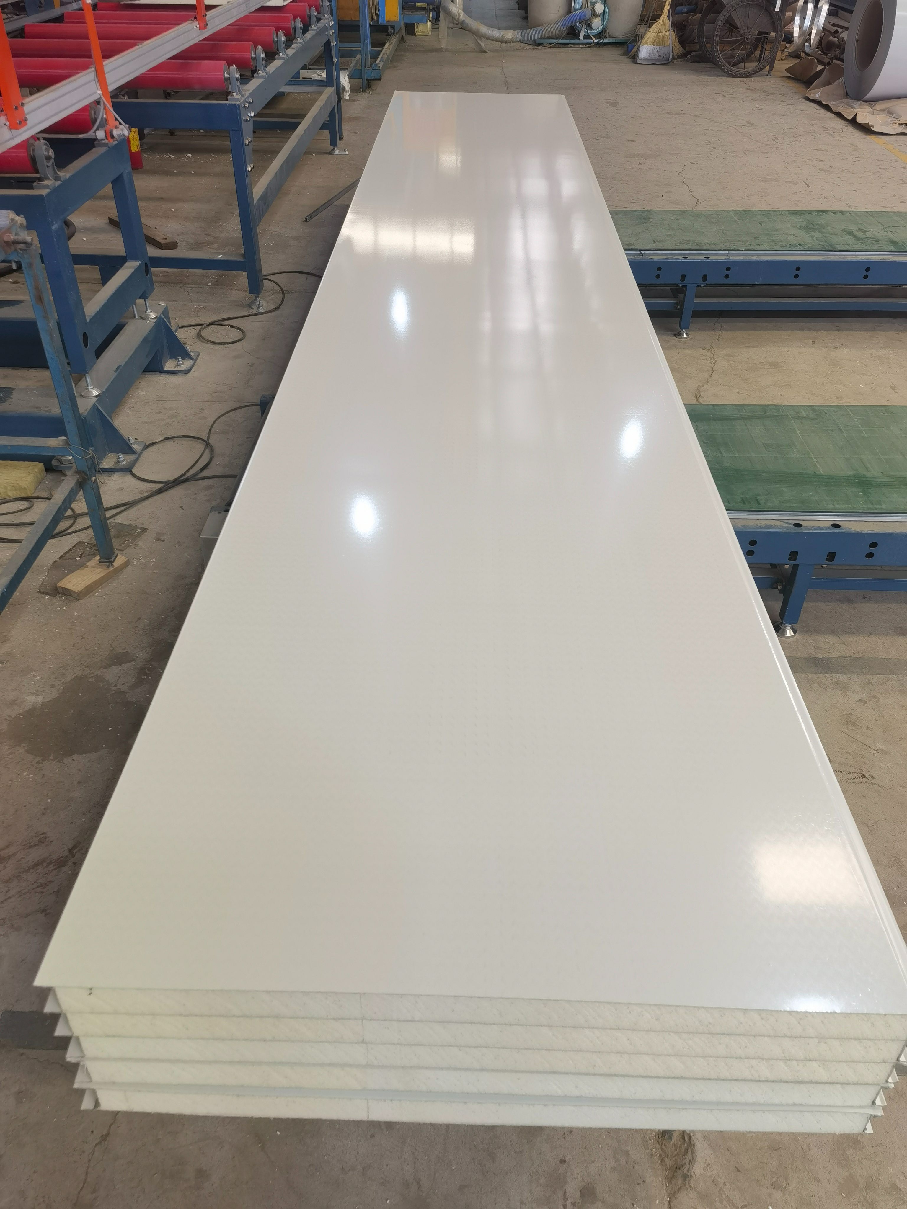 巖棉夾芯板：綠色建筑材料的未來(lái)選擇