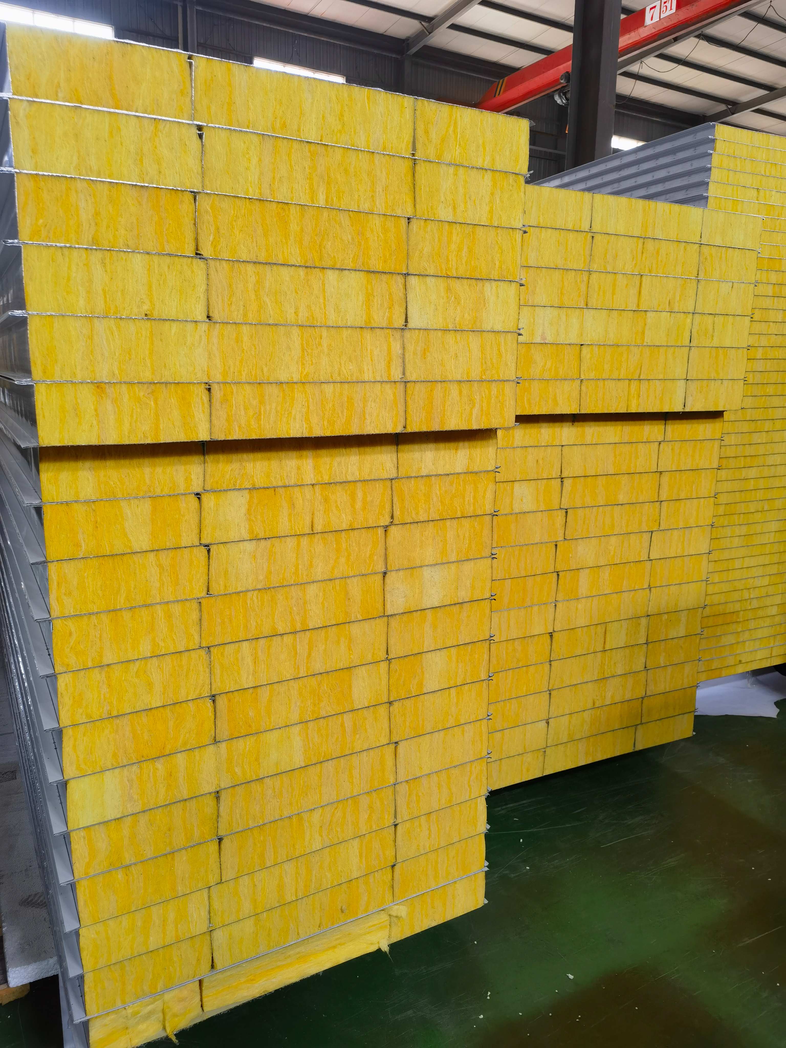 巖棉夾芯板革新風暴：上海寅洲鋼結構工程有限公司領航建筑新紀元