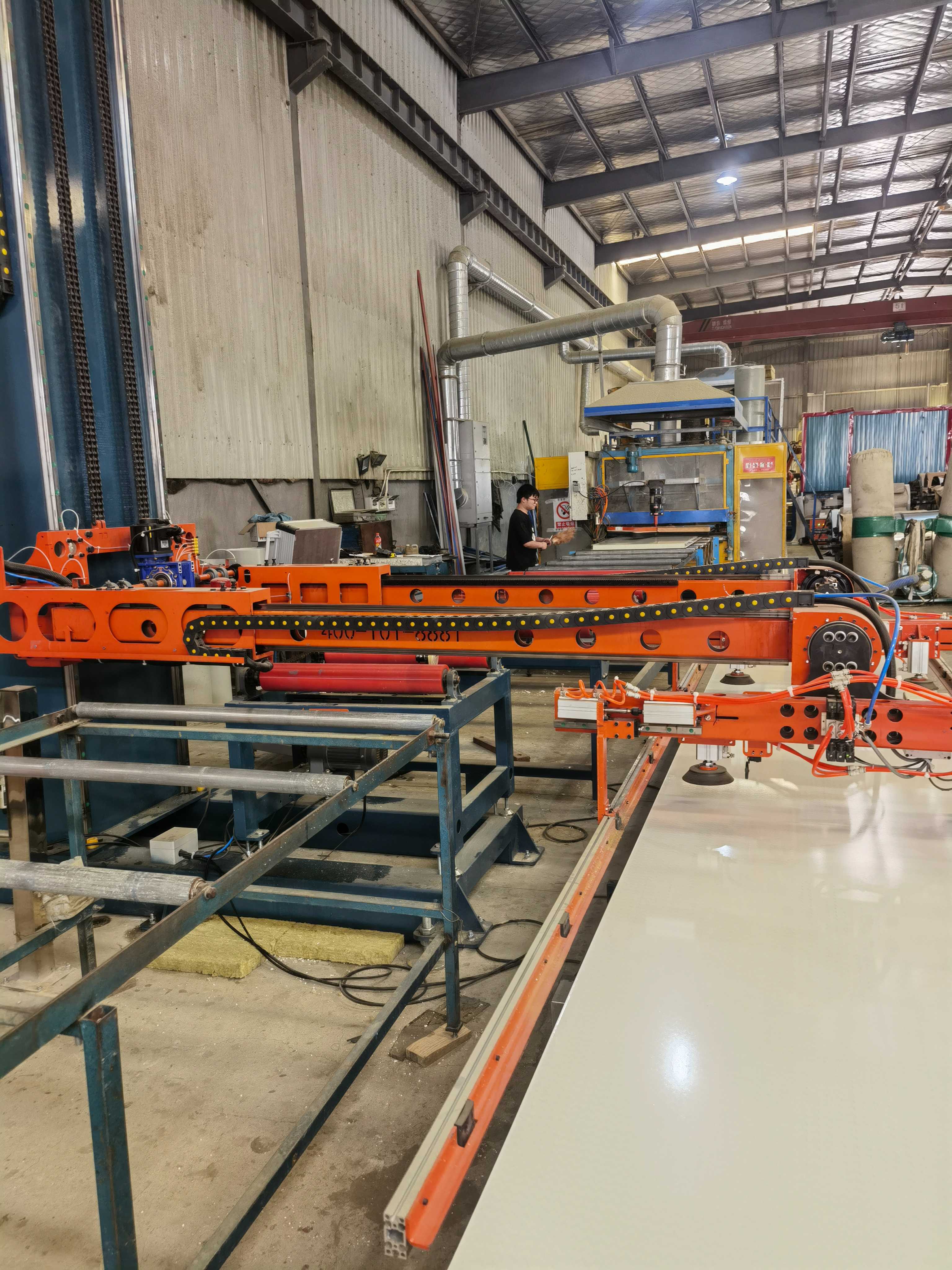 巖棉夾芯板制作工藝革新：上海寅洲鋼結構工程有限公司引領行業(yè)新風尚