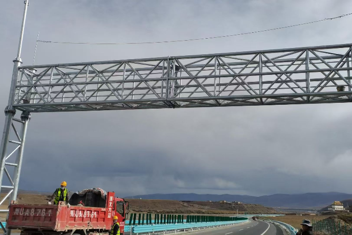 贵阳高速公路信号杆杆件带储能,杆件