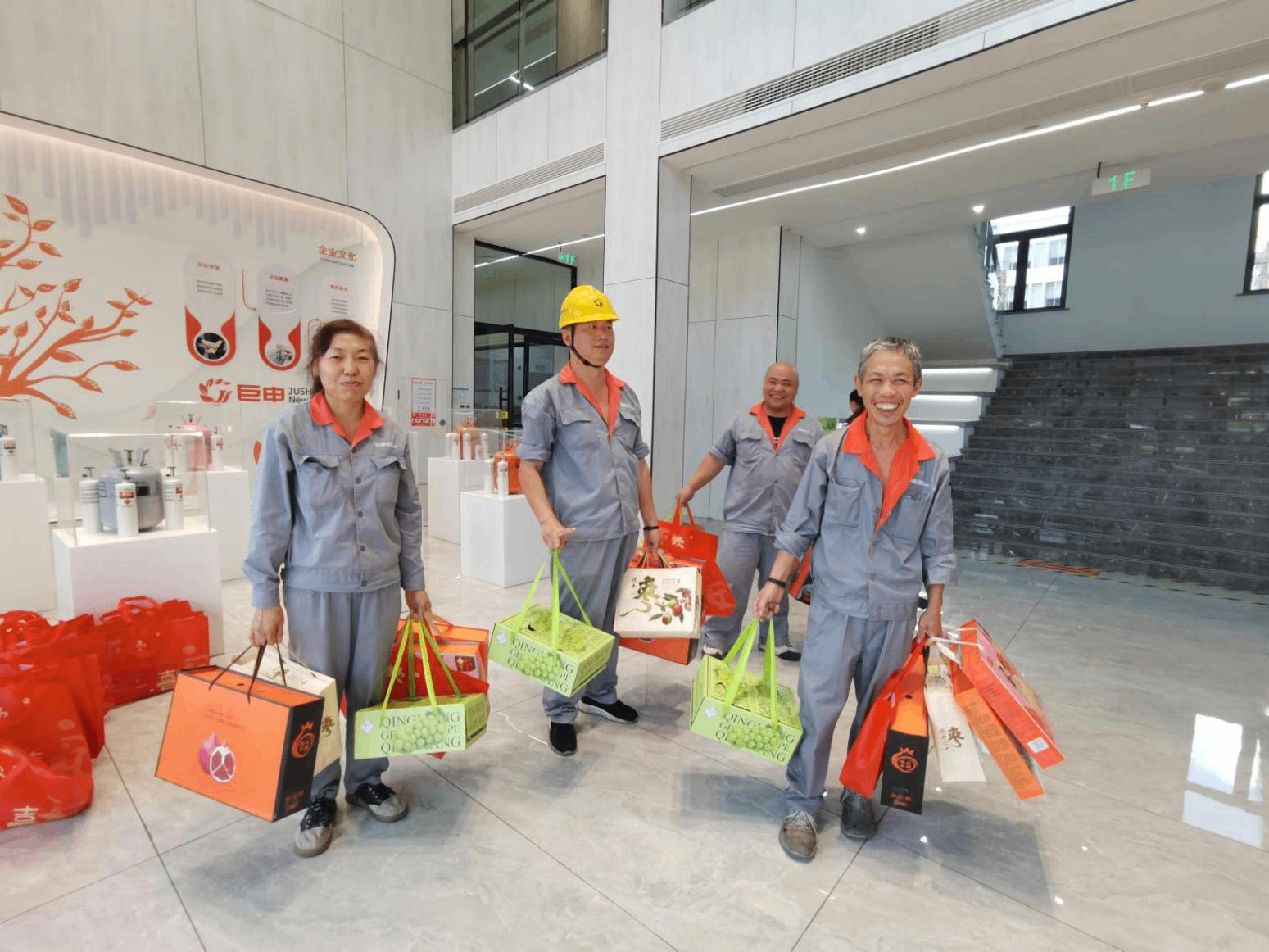 【巨申簡訊】雙節同慶暖人心 凝心聚力傳真情 ——巨申中秋福利暖心發放