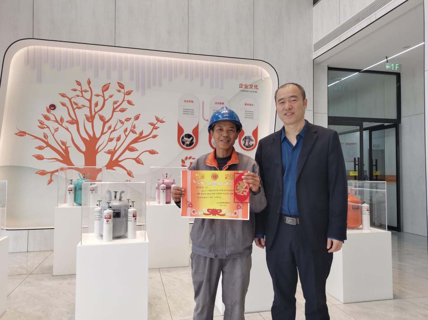 【巨申簡訊】表彰技改先鋒 激發創新活力——原料車間主任徐新進榮獲公司頒發“技改創新標兵”榮譽