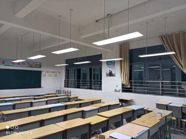 江西護眼燈產(chǎn)品介紹 服務(wù)為先 中山市歐曼教育裝備供應(yīng)