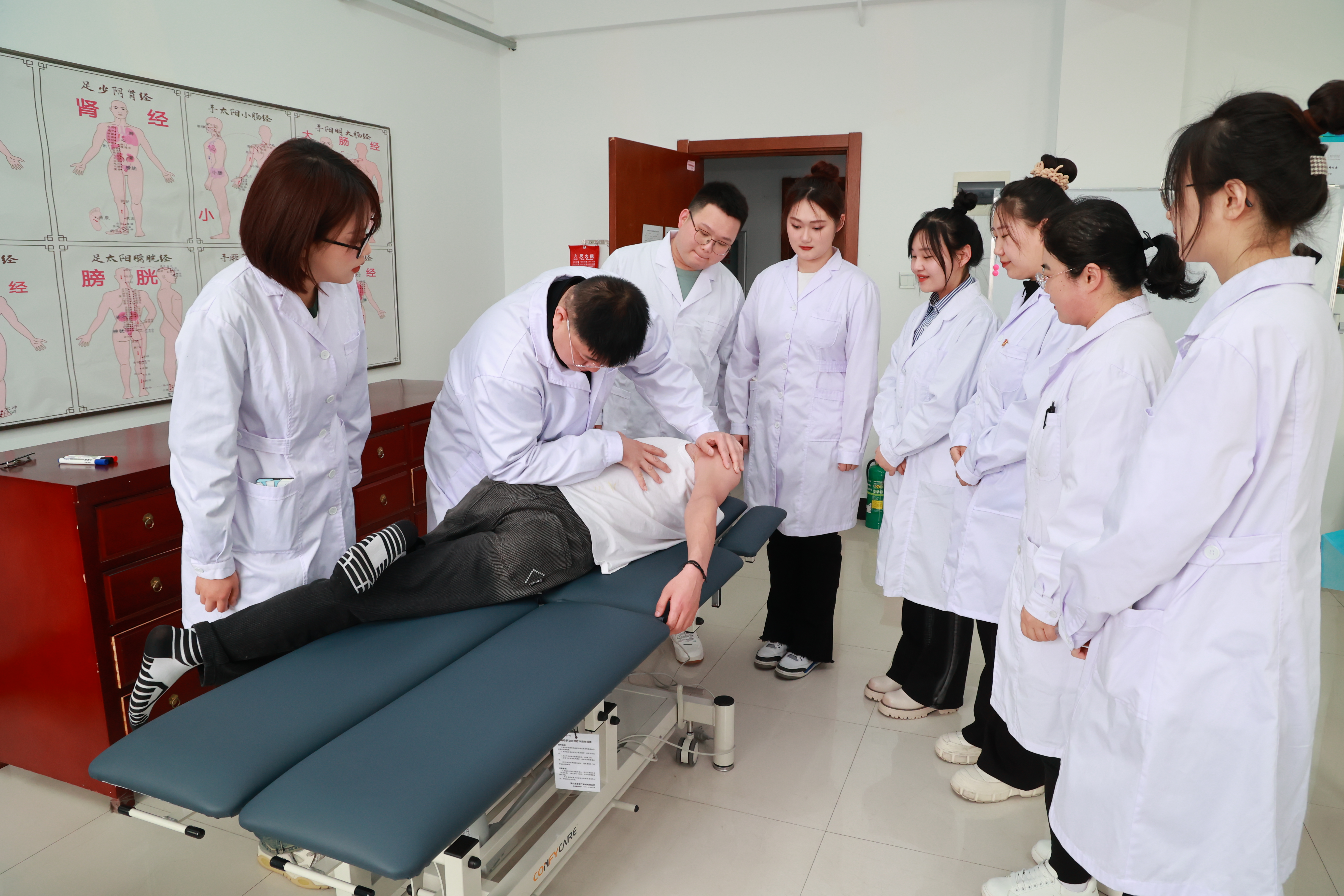 师资实力领跑应用型医护教育：齐工程医学院教学团队深度解析