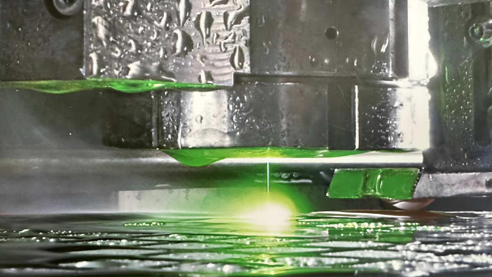 超越傳統(tǒng)熱裂，水導(dǎo)激光開啟精密加工“冷”紀(jì)元——中科煜宸技術(shù)