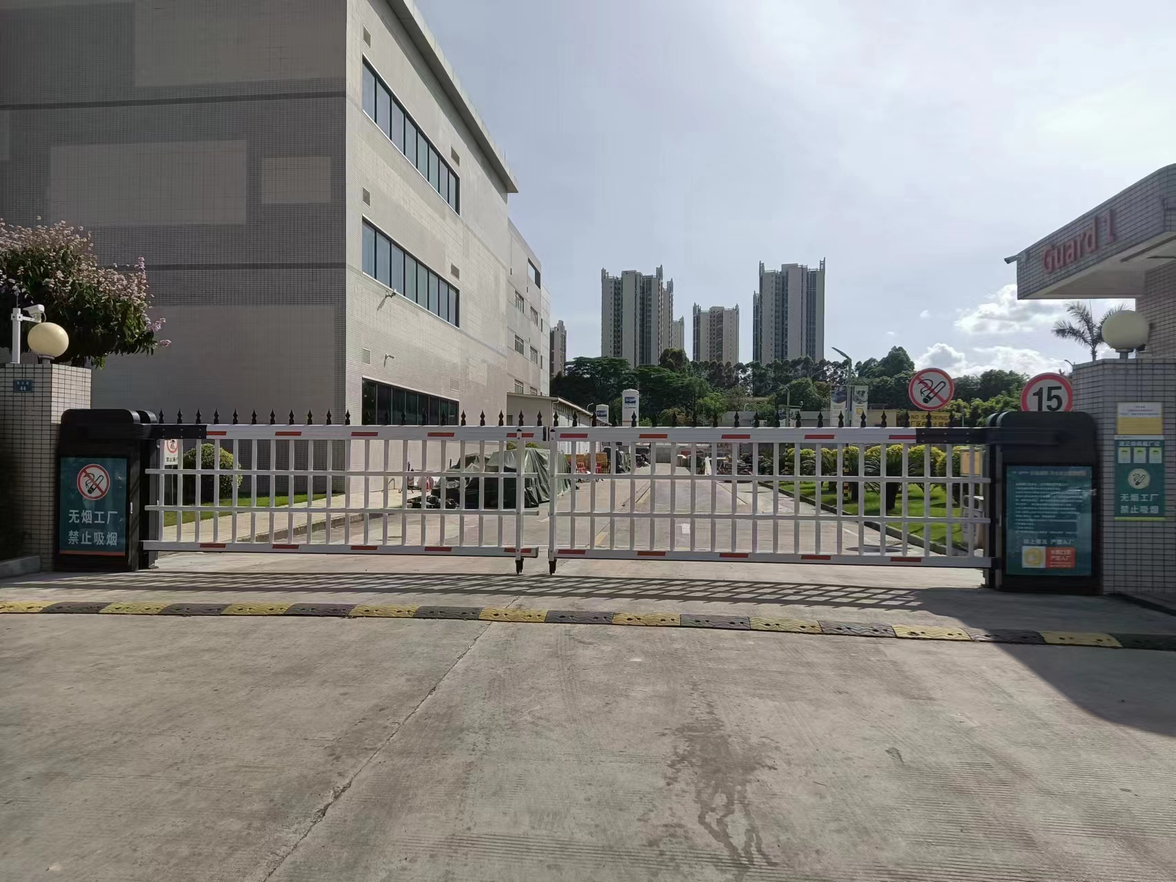 校園人行通道閘：如何用智能閘機(jī)守護(hù)上萬師生的 “無感通行”？