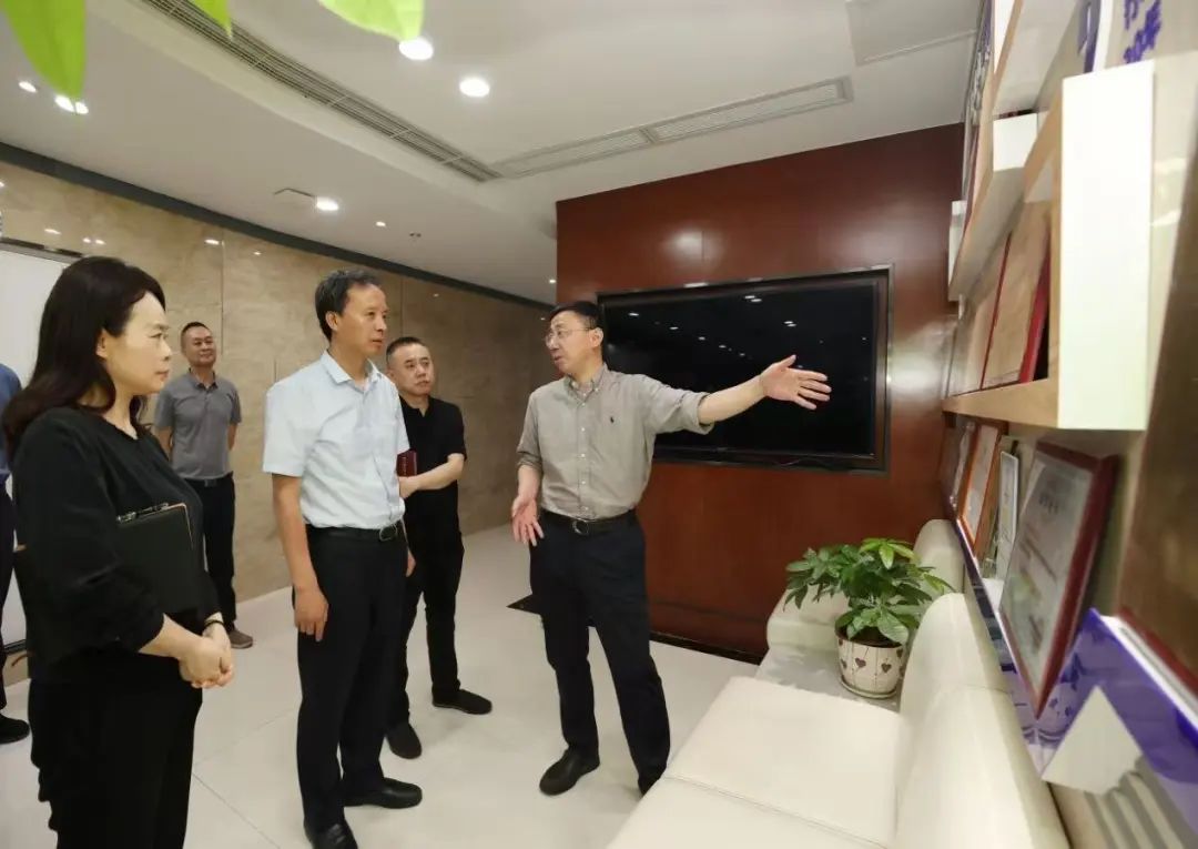 金牛區委書記周德強率隊參觀調研成都益志科技