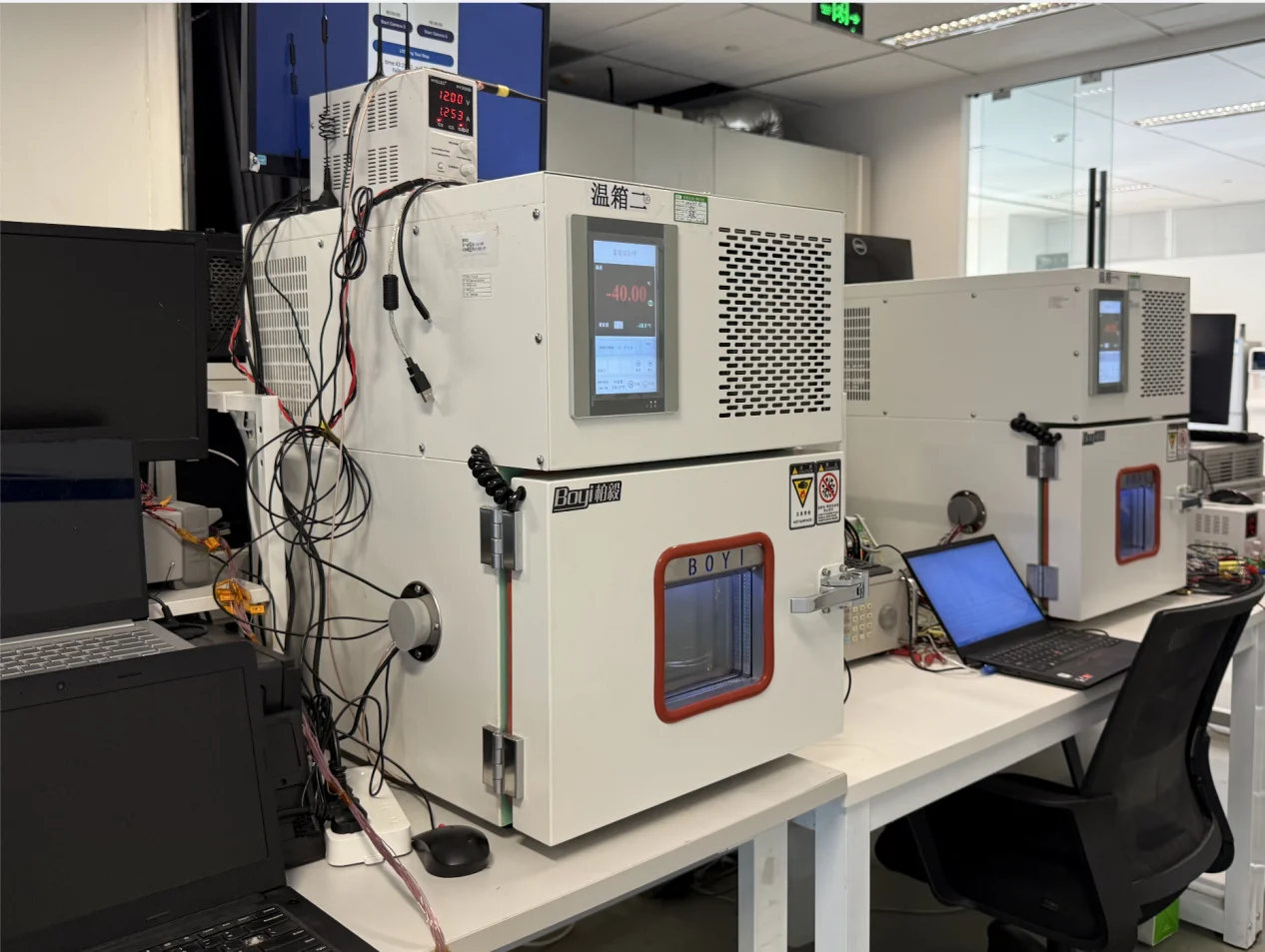 小型高低溫試驗(yàn)箱測(cè)試孔