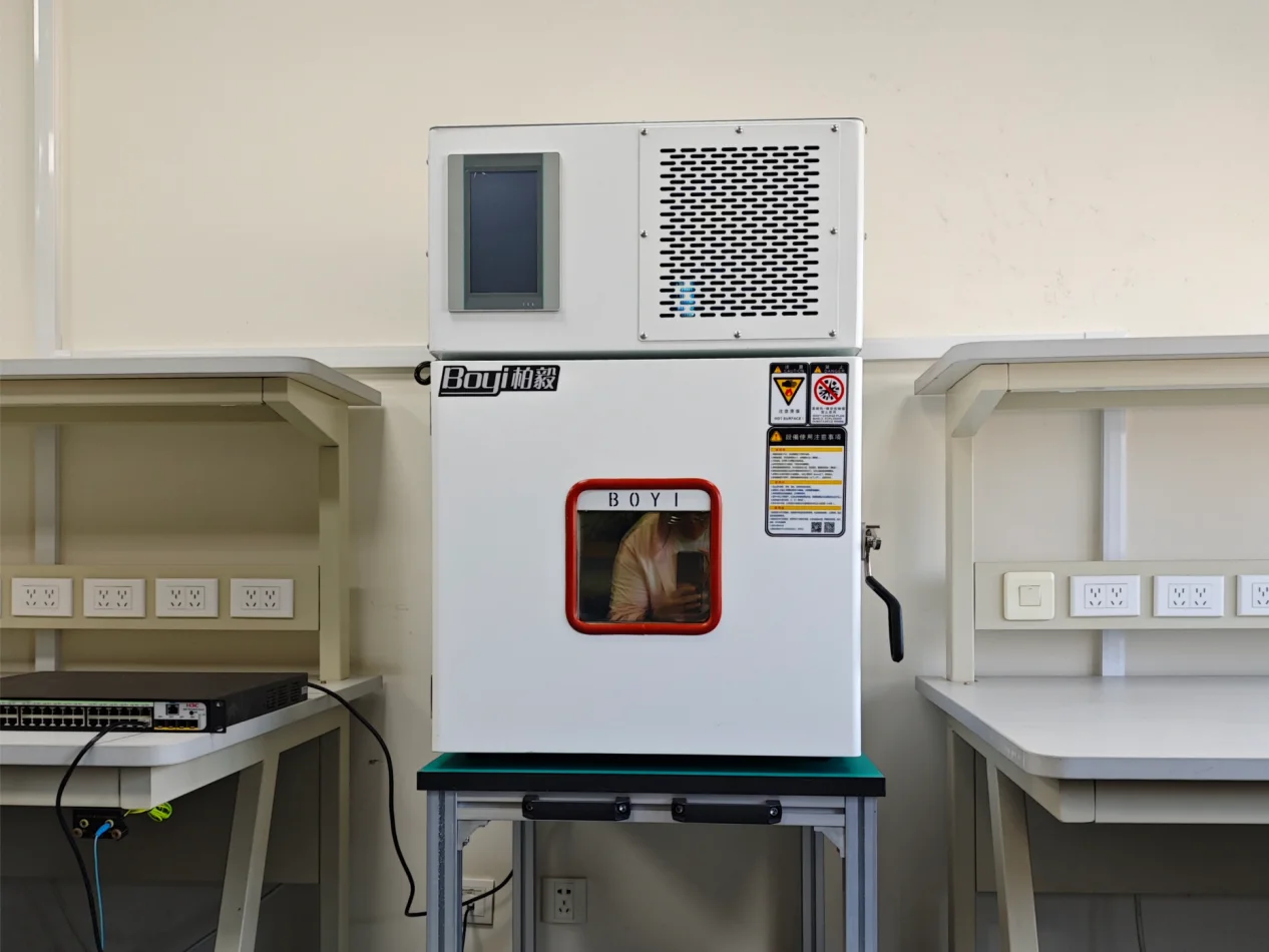 小型高低溫試驗(yàn)箱交付湖北久之洋