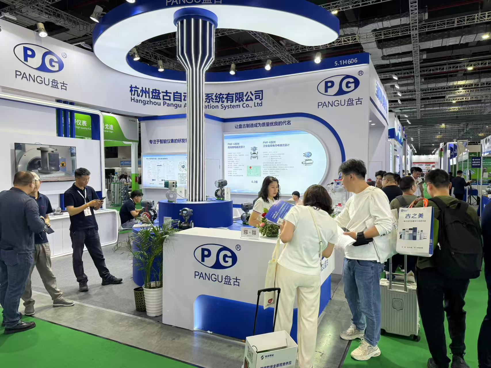 杭州盤古自動化系統有限公司亮相2025上海世環會，展示智能流量計創新成果。