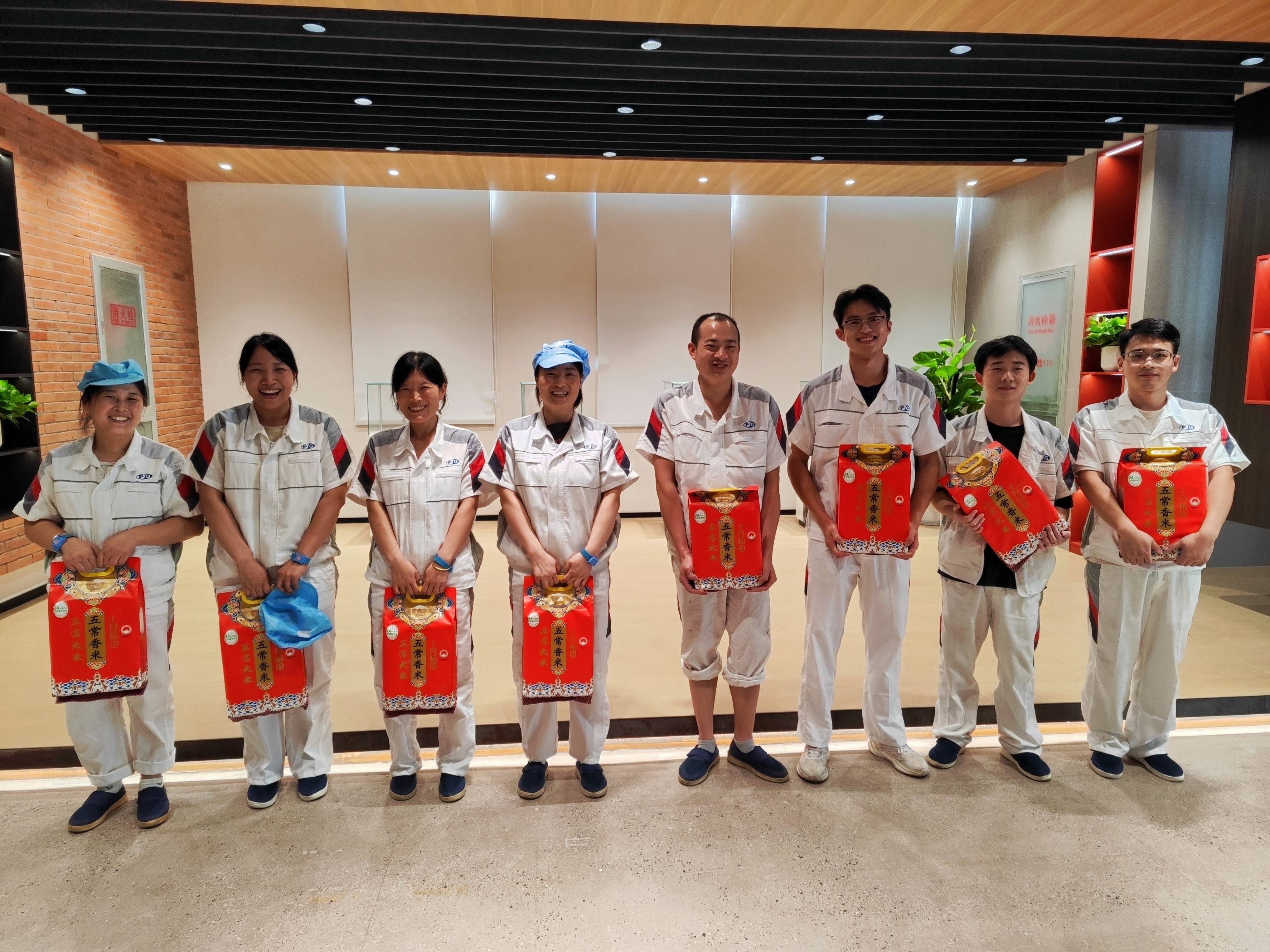 月滿華誕，家國同慶！