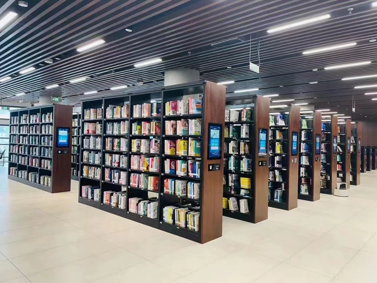 書架里的數字神經：智能書架重構閱讀版圖