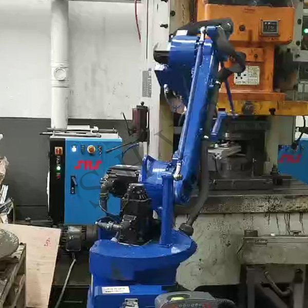 五金冲压件机器人上下料