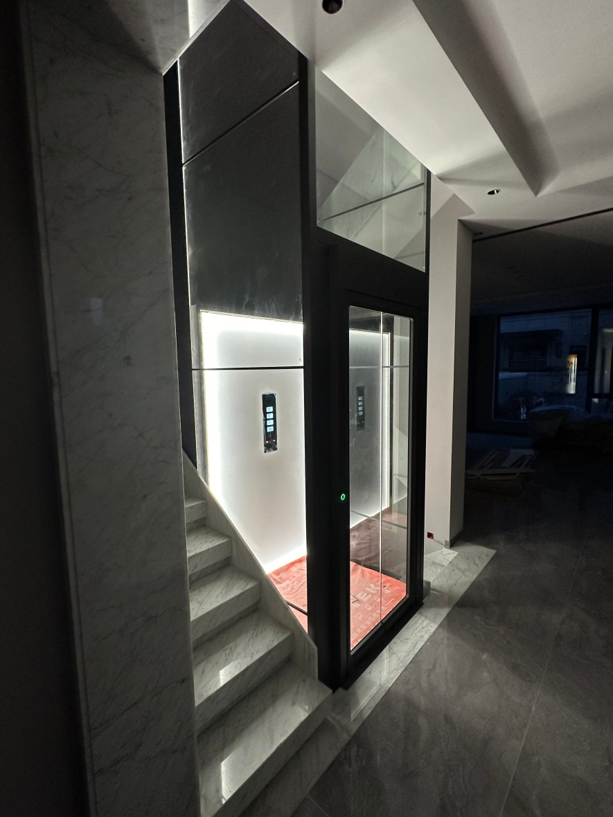 深圳某小區(qū)4層站雙開門電梯安裝案例