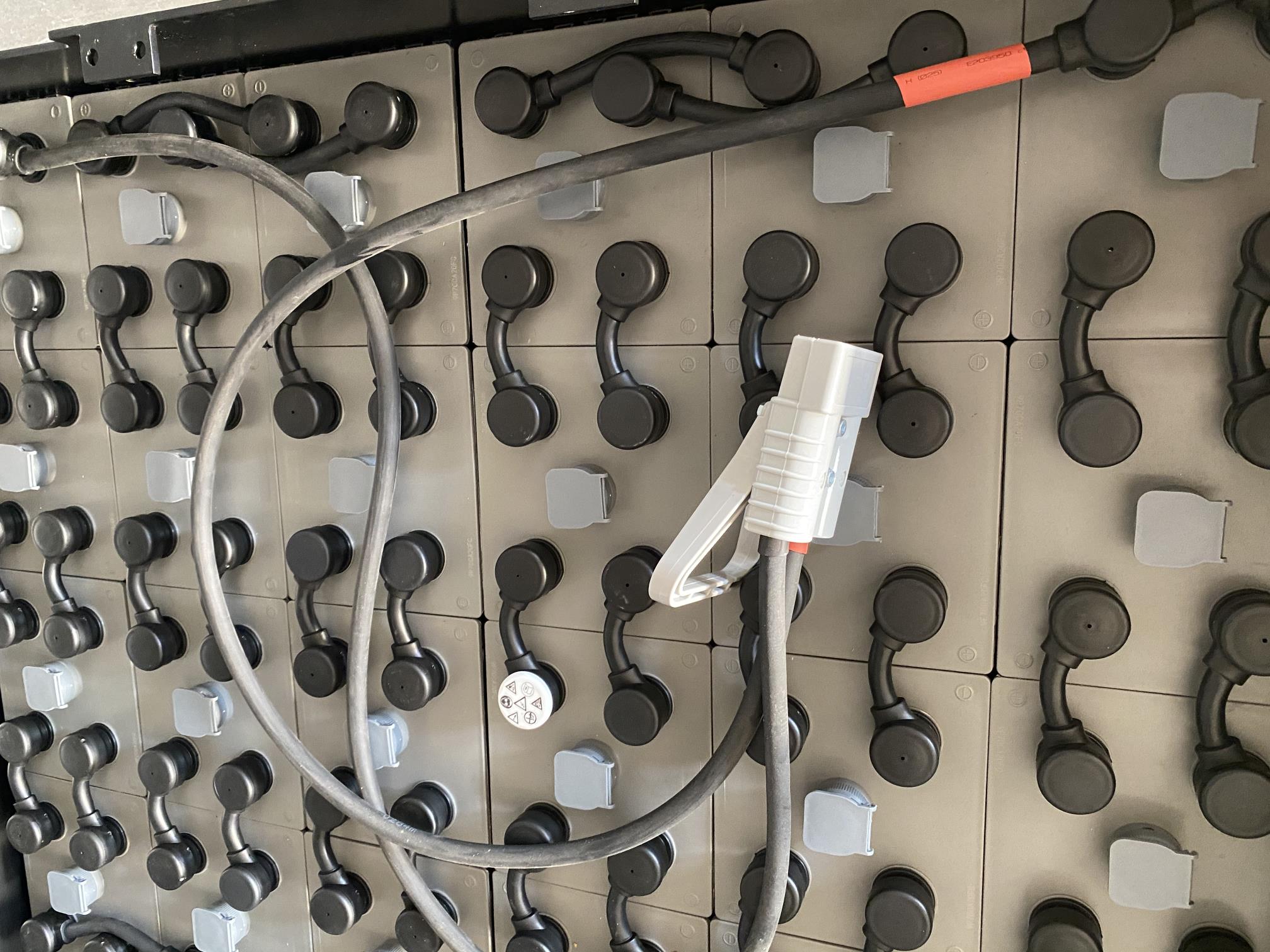 中聯(lián)重科FB20型叉車(chē)蓄電池 24-9PZS630 48V 630AH 適配中聯(lián)重科2噸/2.5噸電動(dòng)叉車(chē)