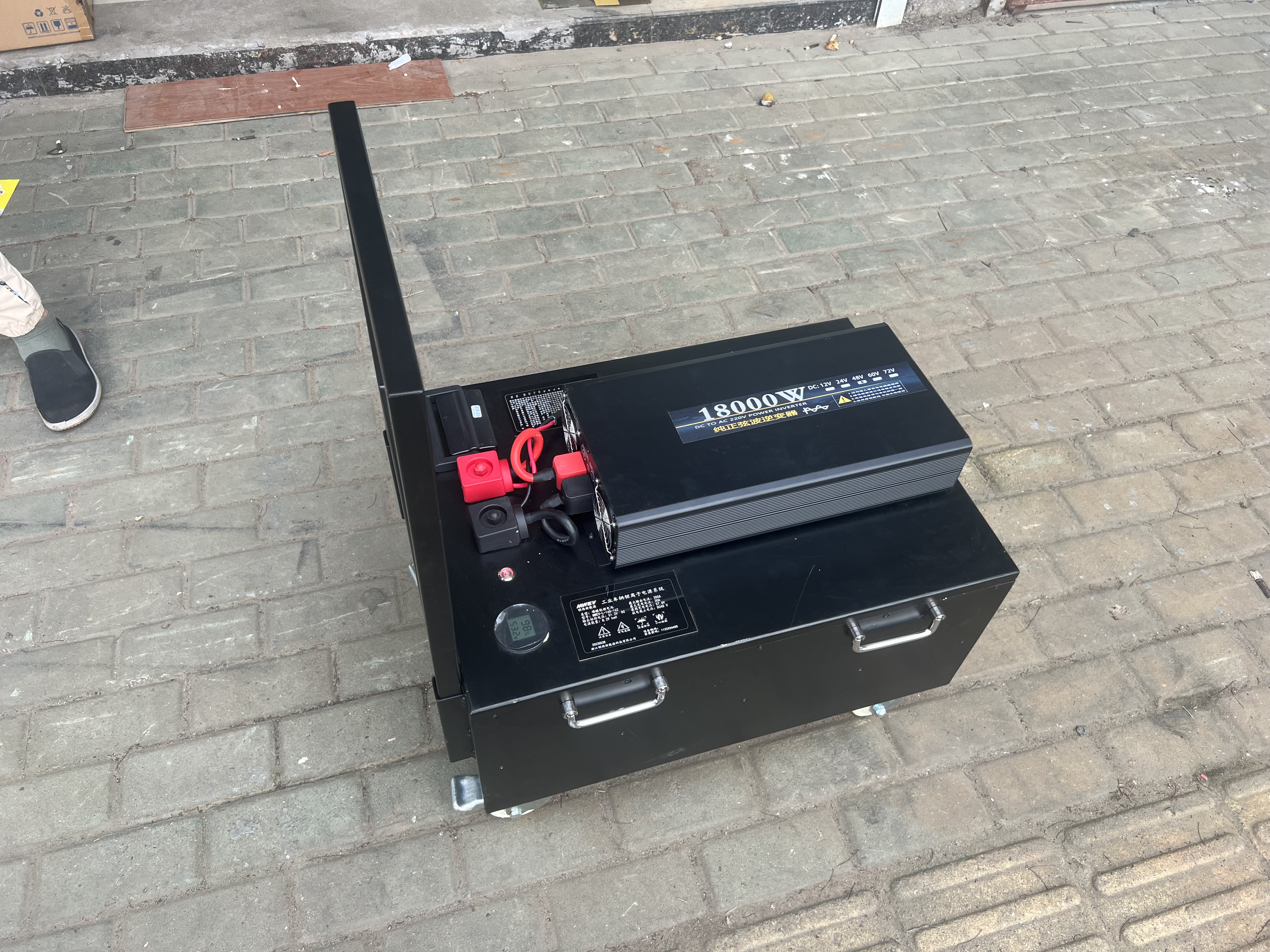 戶外移動(dòng)電源系統(tǒng) 磷酸鐵鋰電池51.2V173AH+3000瓦逆變器 手拉桿式設(shè)計(jì),可用于戶外應(yīng)急工作 戶外移動(dòng)電源系統(tǒng) 磷酸鐵鋰電池51.2V173AH+3000瓦逆變器 手拉桿式設(shè)計(jì),可用于戶外應(yīng)急工作