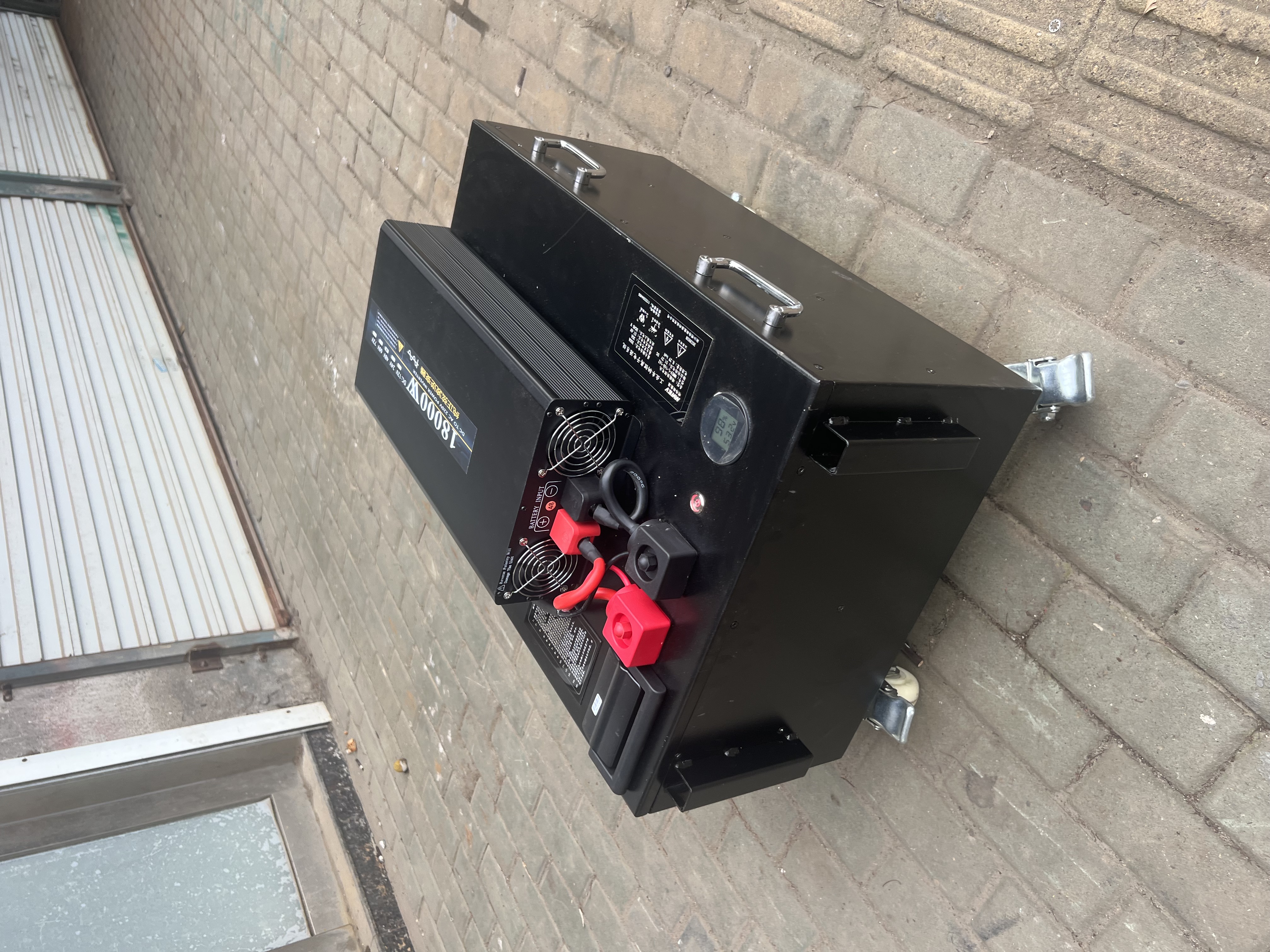 戶外移動(dòng)電源系統(tǒng) 磷酸鐵鋰電池51.2V173AH+3000瓦逆變器 手拉桿式設(shè)計(jì),可用于戶外應(yīng)急工作 戶外移動(dòng)電源系統(tǒng) 磷酸鐵鋰電池51.2V173AH+3000瓦逆變器 手拉桿式設(shè)計(jì),可用于戶外應(yīng)急工作