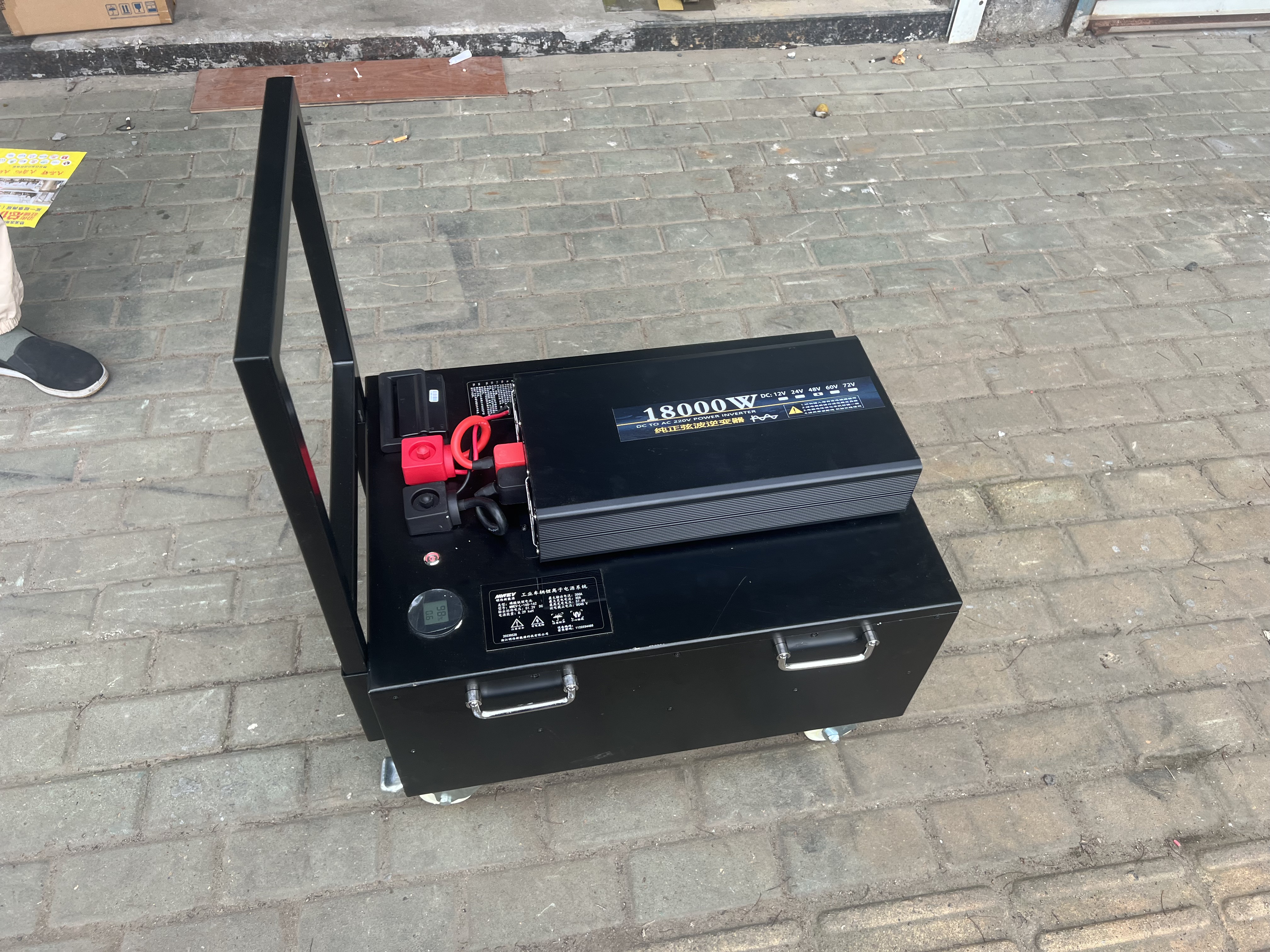 戶外移動(dòng)電源系統(tǒng) 磷酸鐵鋰電池51.2V173AH+3000瓦逆變器 手拉桿式設(shè)計(jì),可用于戶外應(yīng)急工作 戶外移動(dòng)電源系統(tǒng) 磷酸鐵鋰電池51.2V173AH+3000瓦逆變器 手拉桿式設(shè)計(jì),可用于戶外應(yīng)急工作