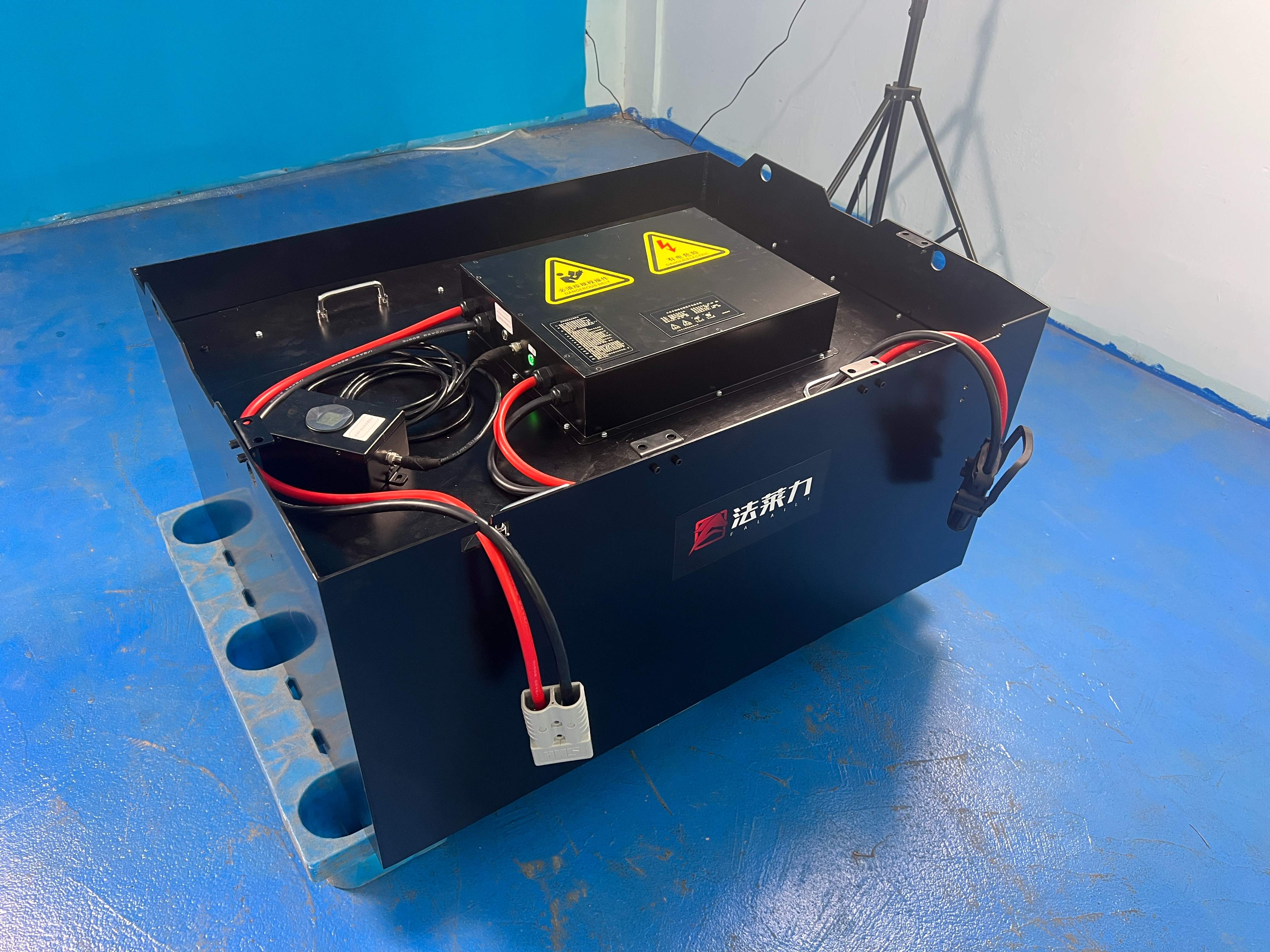 中聯(lián)重科2T/2.5T電動叉車鉛酸電池改鋰電池 原鉛酸電池48V630AH改為鋰電池51.2V560AH 中聯(lián)重科2T/2.5T電動叉車鉛酸電池改鋰電池 原鉛酸電池48V630AH改為鋰電池51.2V560AH