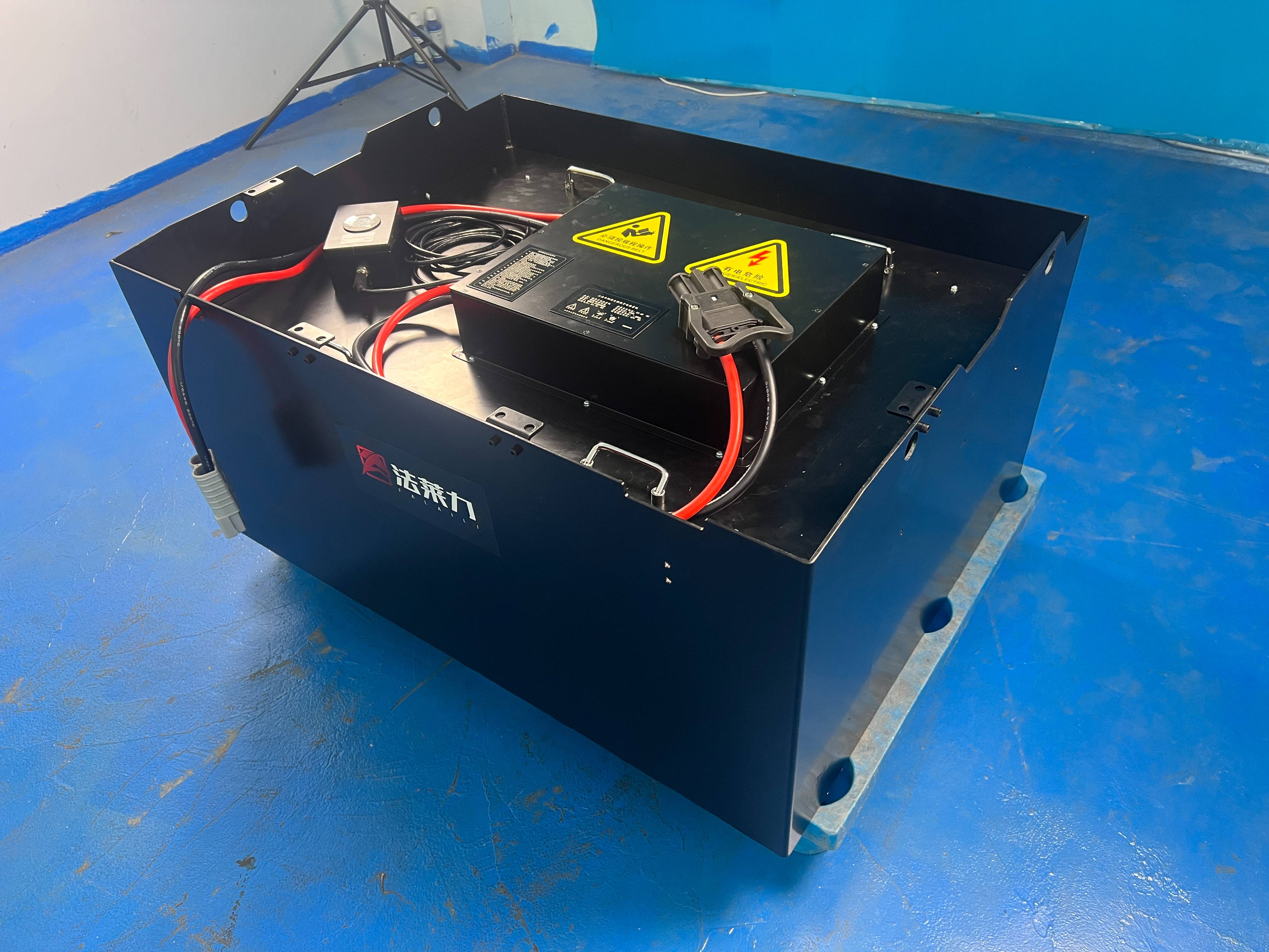 中聯(lián)重科2T/2.5T電動叉車鉛酸電池改鋰電池 原鉛酸電池48V630AH改為鋰電池51.2V560AH 中聯(lián)重科2T/2.5T電動叉車鉛酸電池改鋰電池 原鉛酸電池48V630AH改為鋰電池51.2V560AH